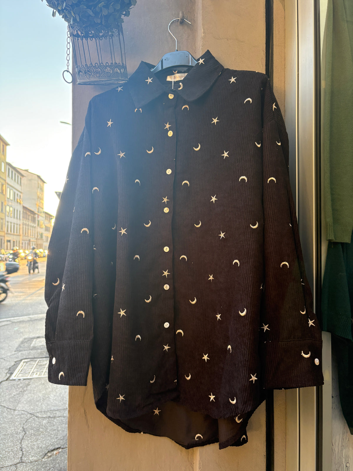 Camicia Midnight Sky in velluto a coste nero con stelle e lune