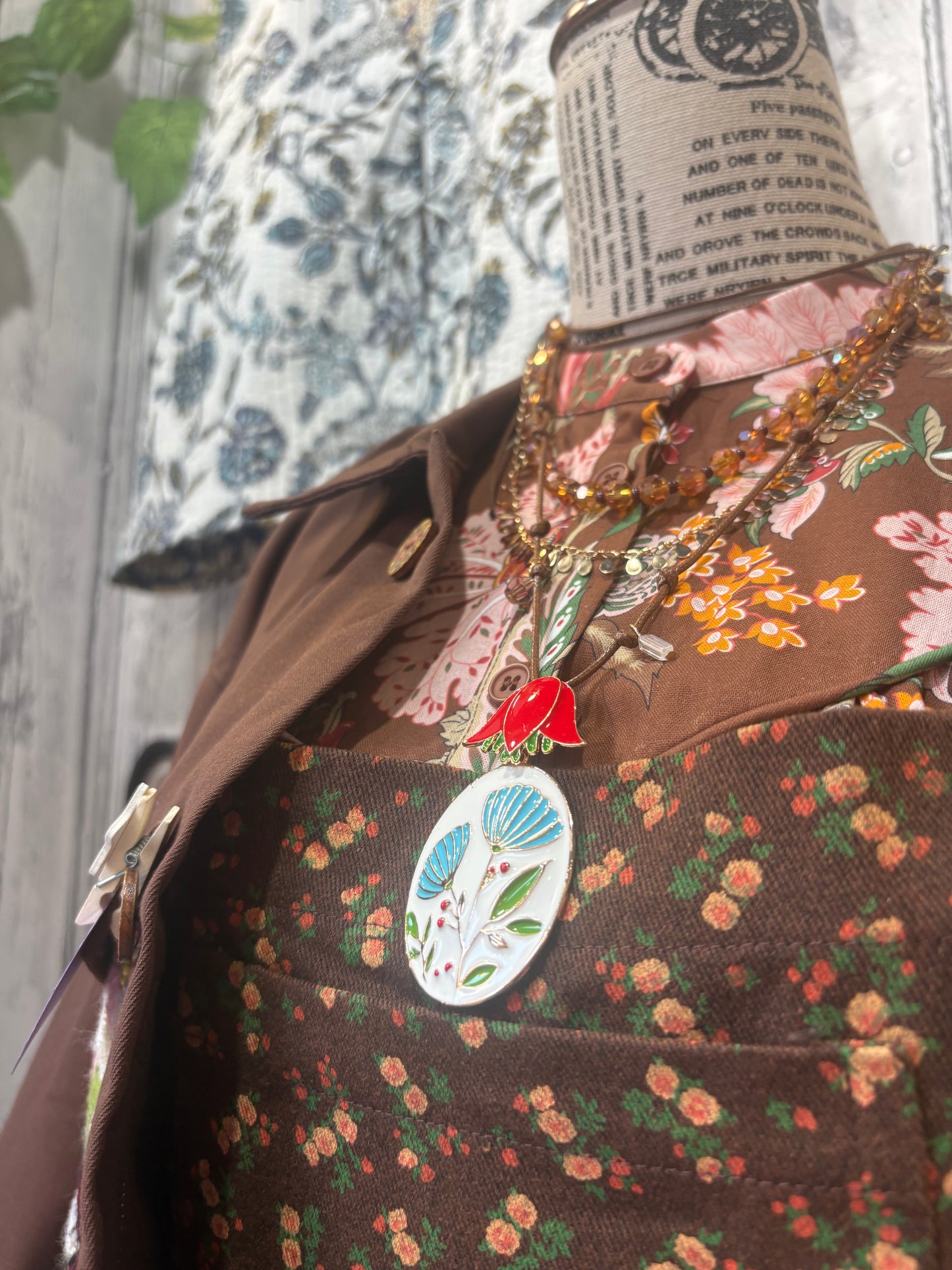 Collana multifili con ciondolo smaltato fiore