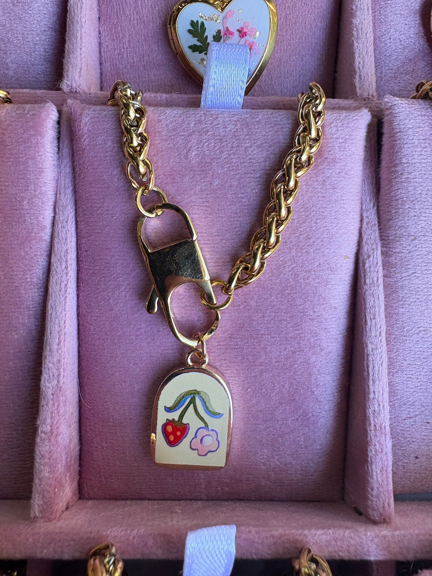 Collana in acciaio inossidabile color oro con ciondolo smaltato floreale