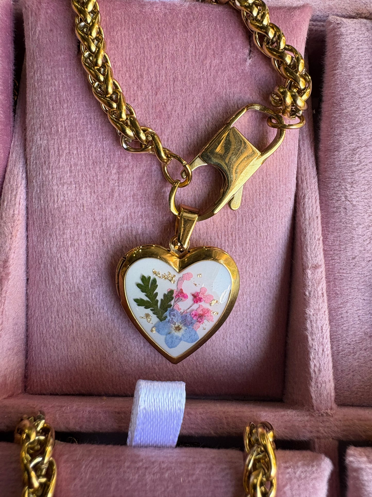 Collana in acciaio inossidabile color oro con ciondolo cuore apribile con fiori essiccati