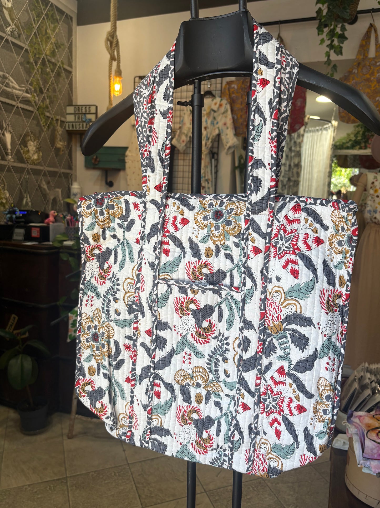 Borsa in cotone trapuntata floreale con zip e taschina frontale in 3 colori