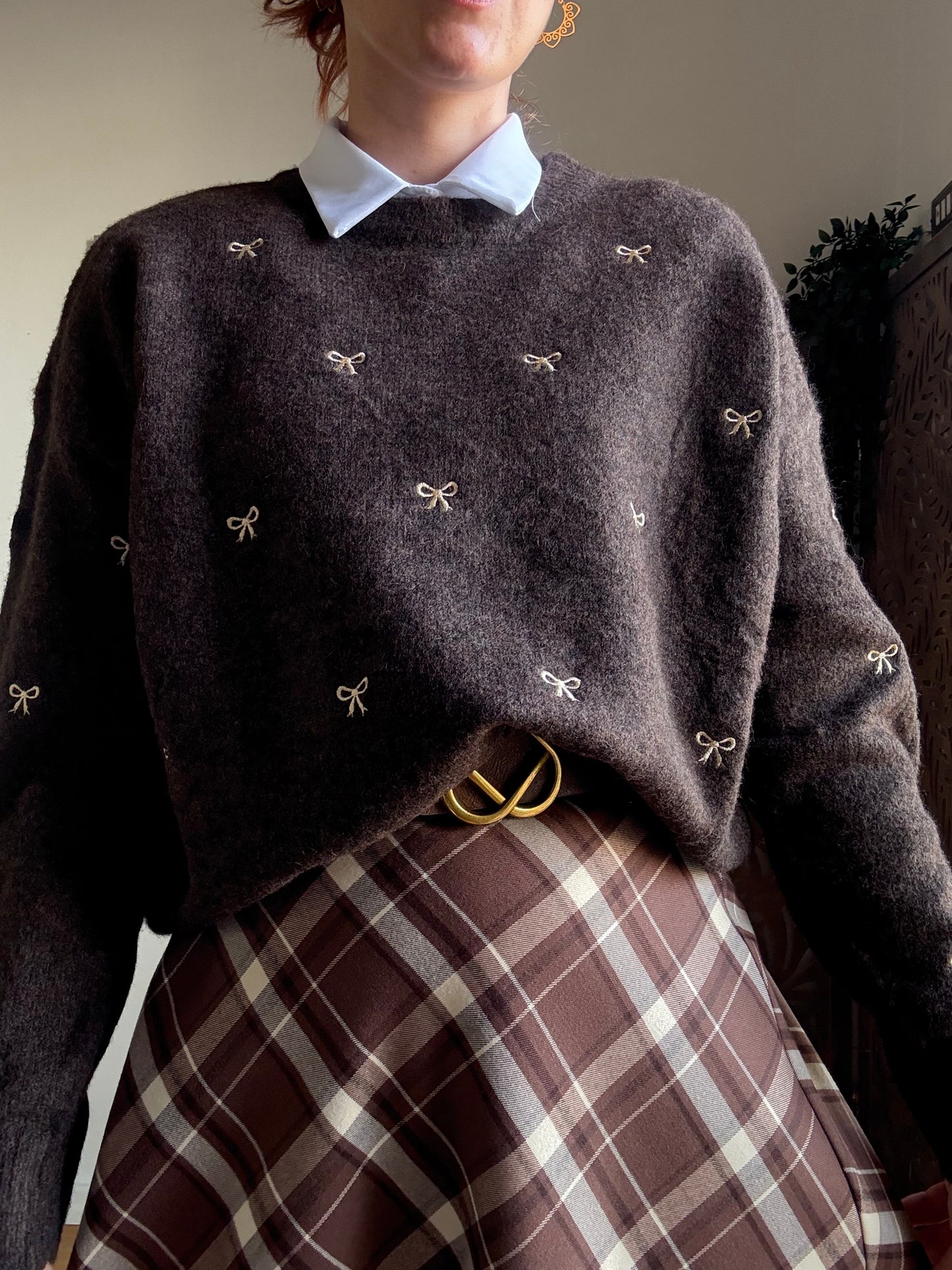 Maglione over caffè in viscosa con fiocchi ricamati