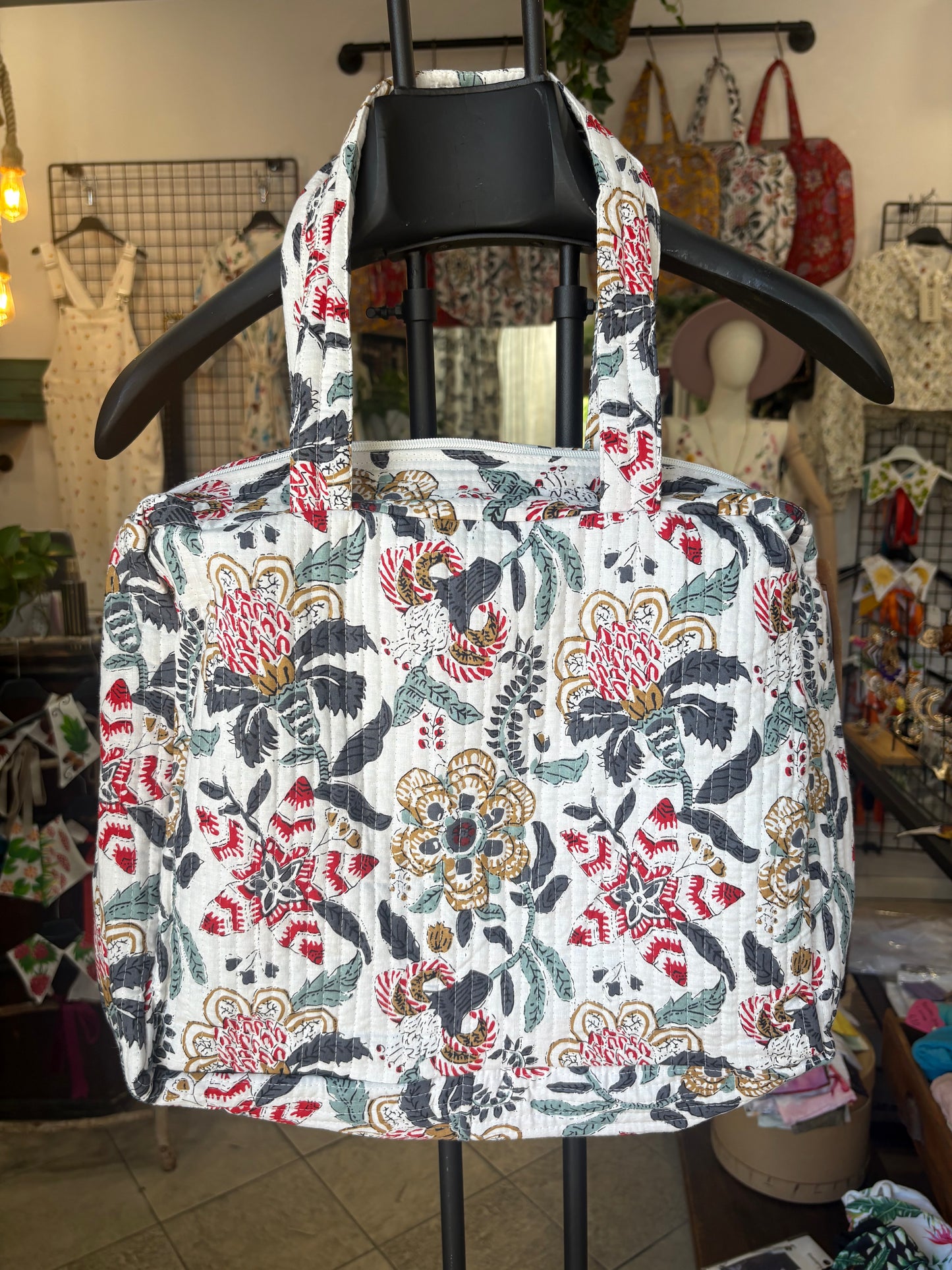 Borsa in cotone trapuntato floreale con zip e bordi stondati in 3 colori