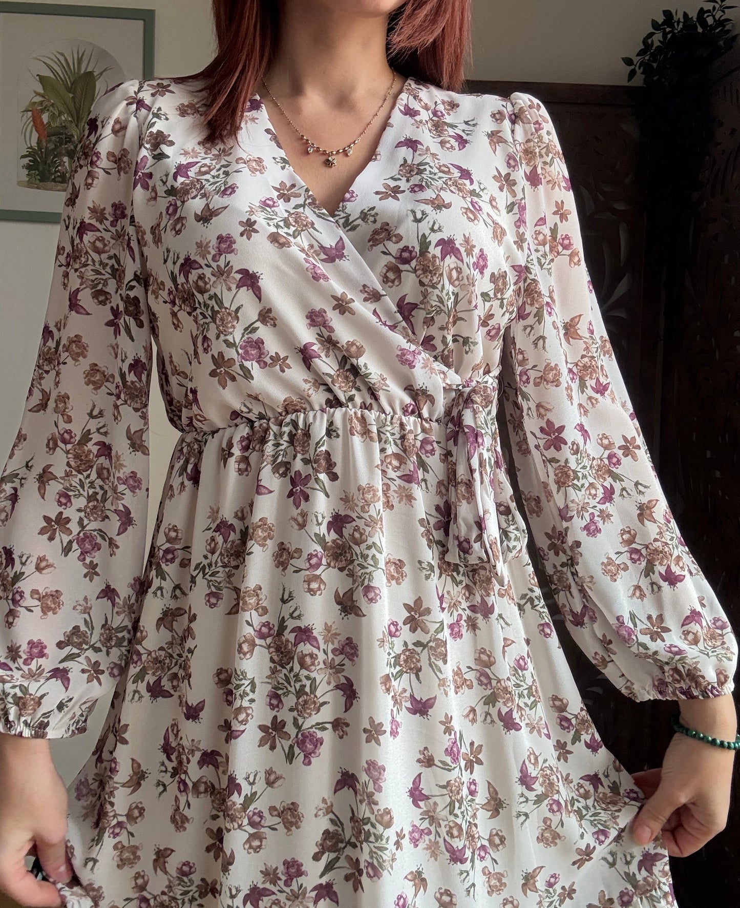 Abito floreale boho chic bianco con volant