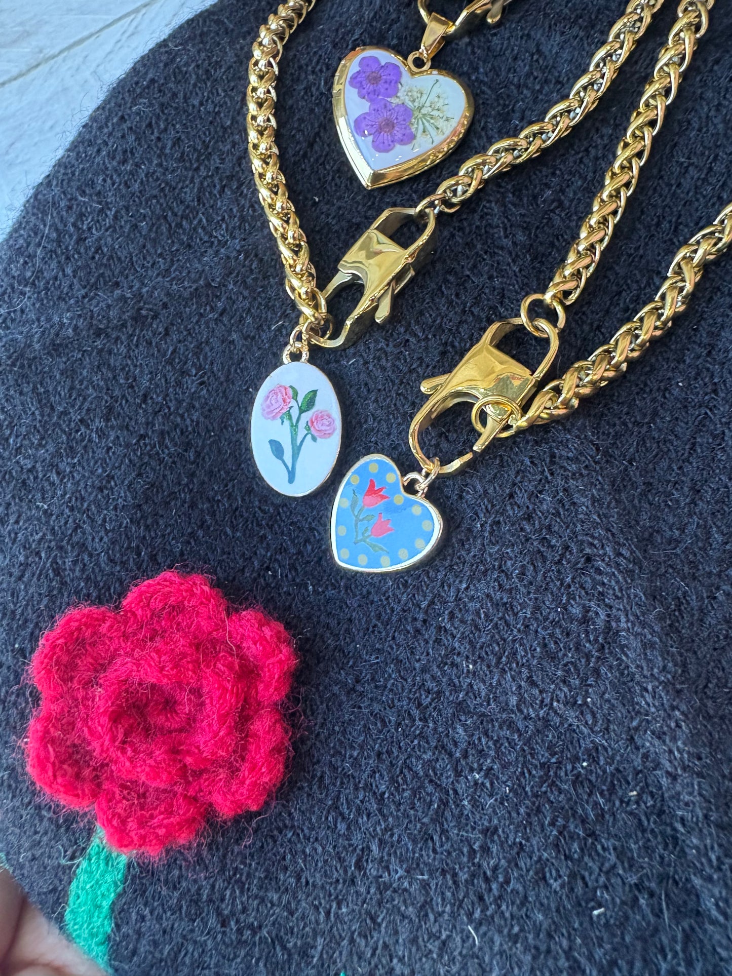 Collana in acciaio inossidabile color oro con ciondolo smaltato floreale