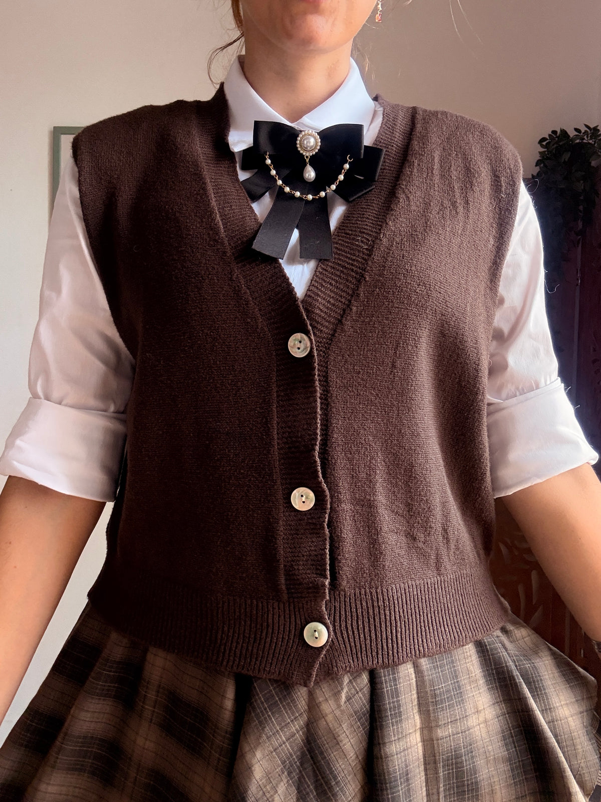 Gilet in maglia marrone cioccolato con bottoni e scollo a V
