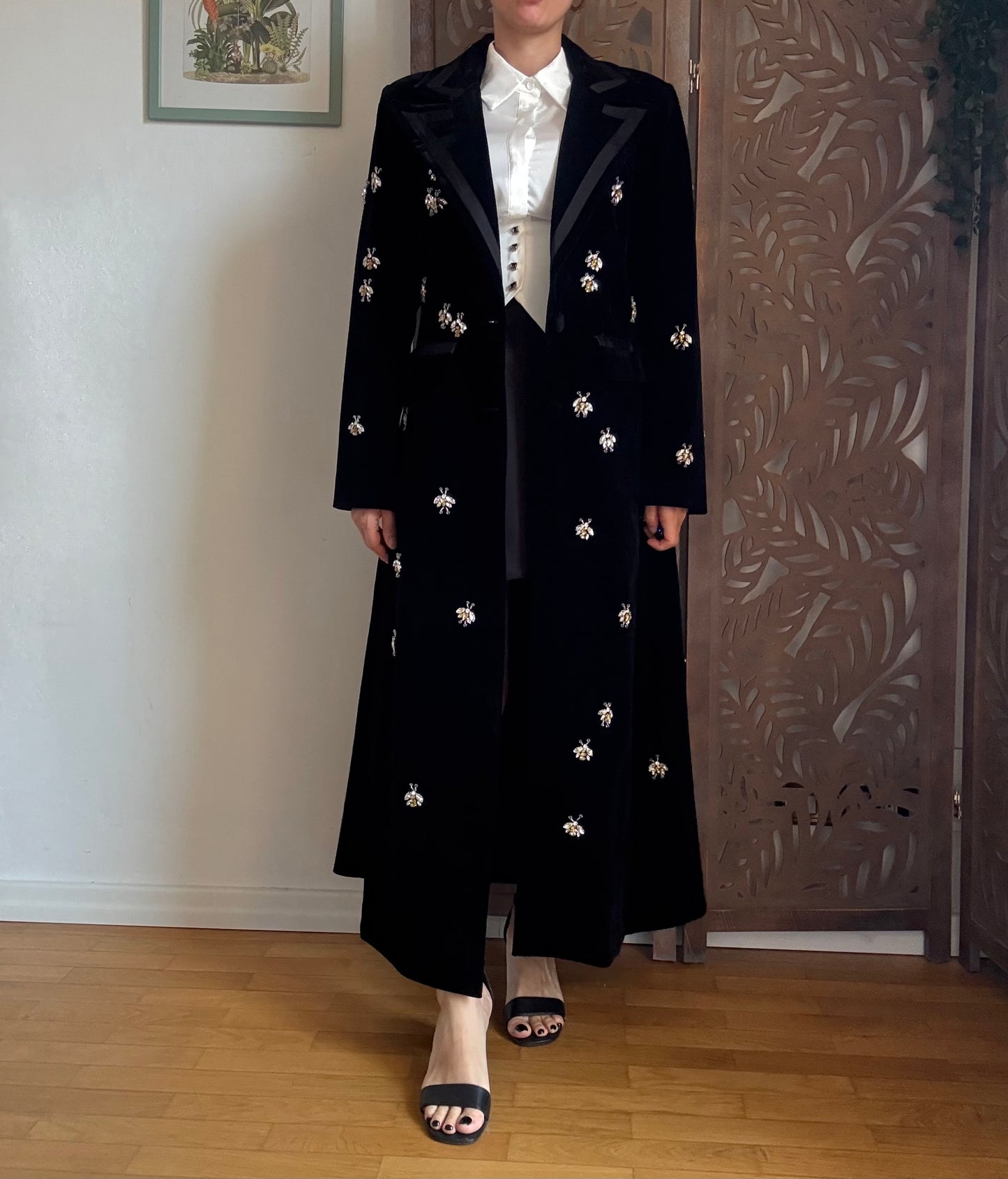 Cappotto lungo nero aderente in vita con dettagli gioiello