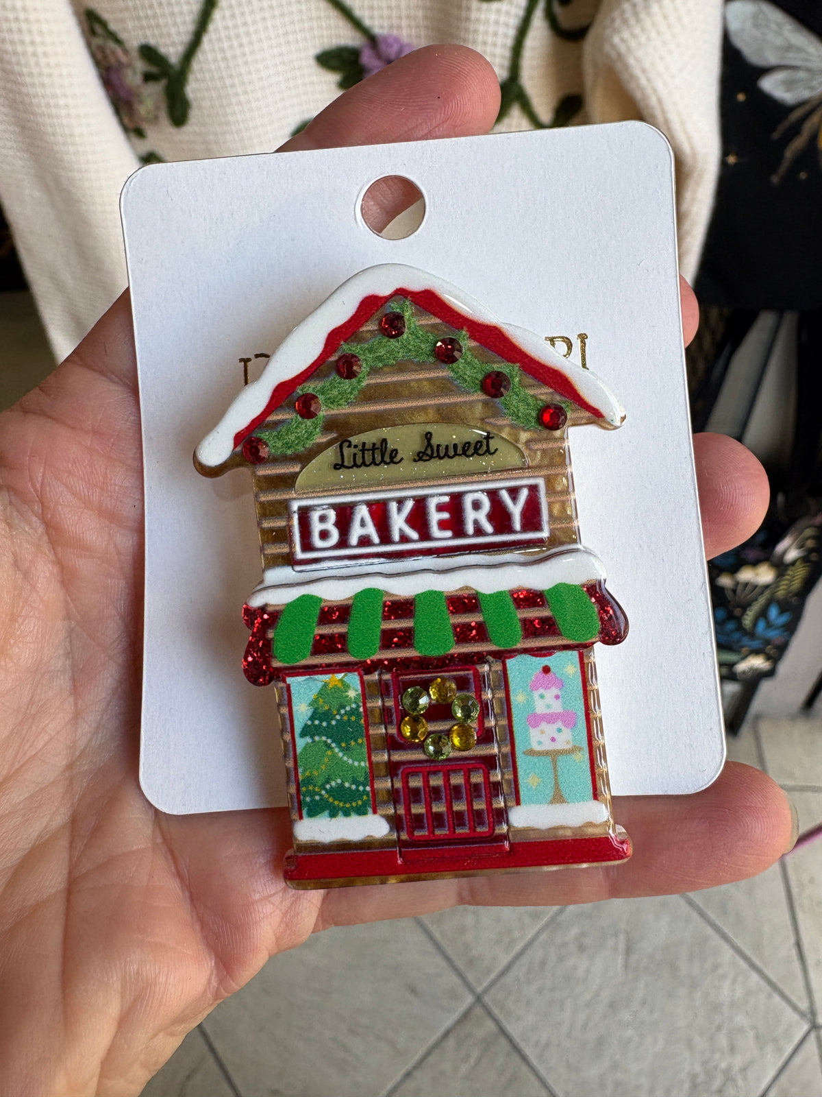 Spilla natalizia Little Sweet Bakery in resina con strass e glitter