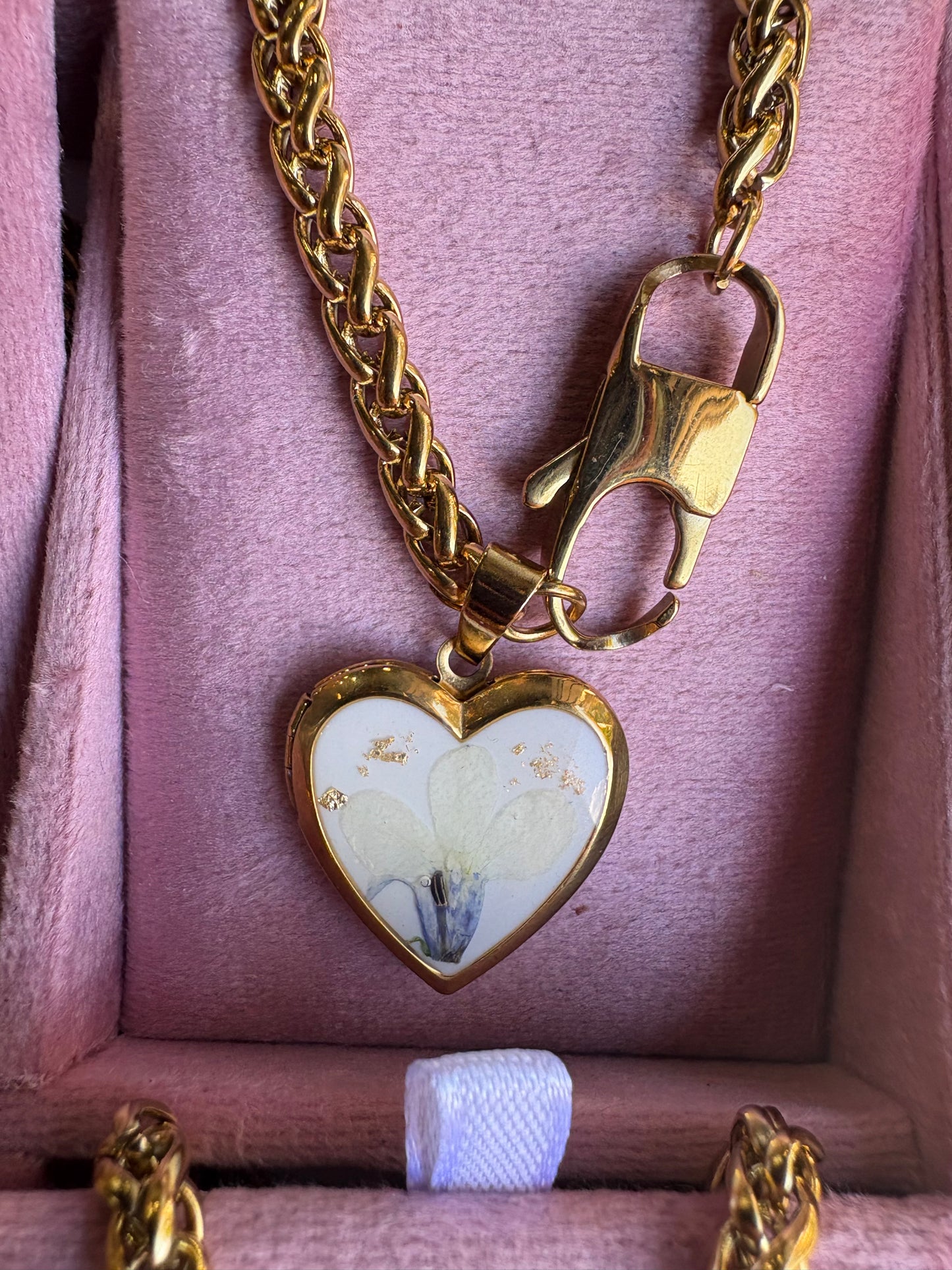 Collana in acciaio inossidabile color oro con ciondolo cuore apribile con fiori essiccati