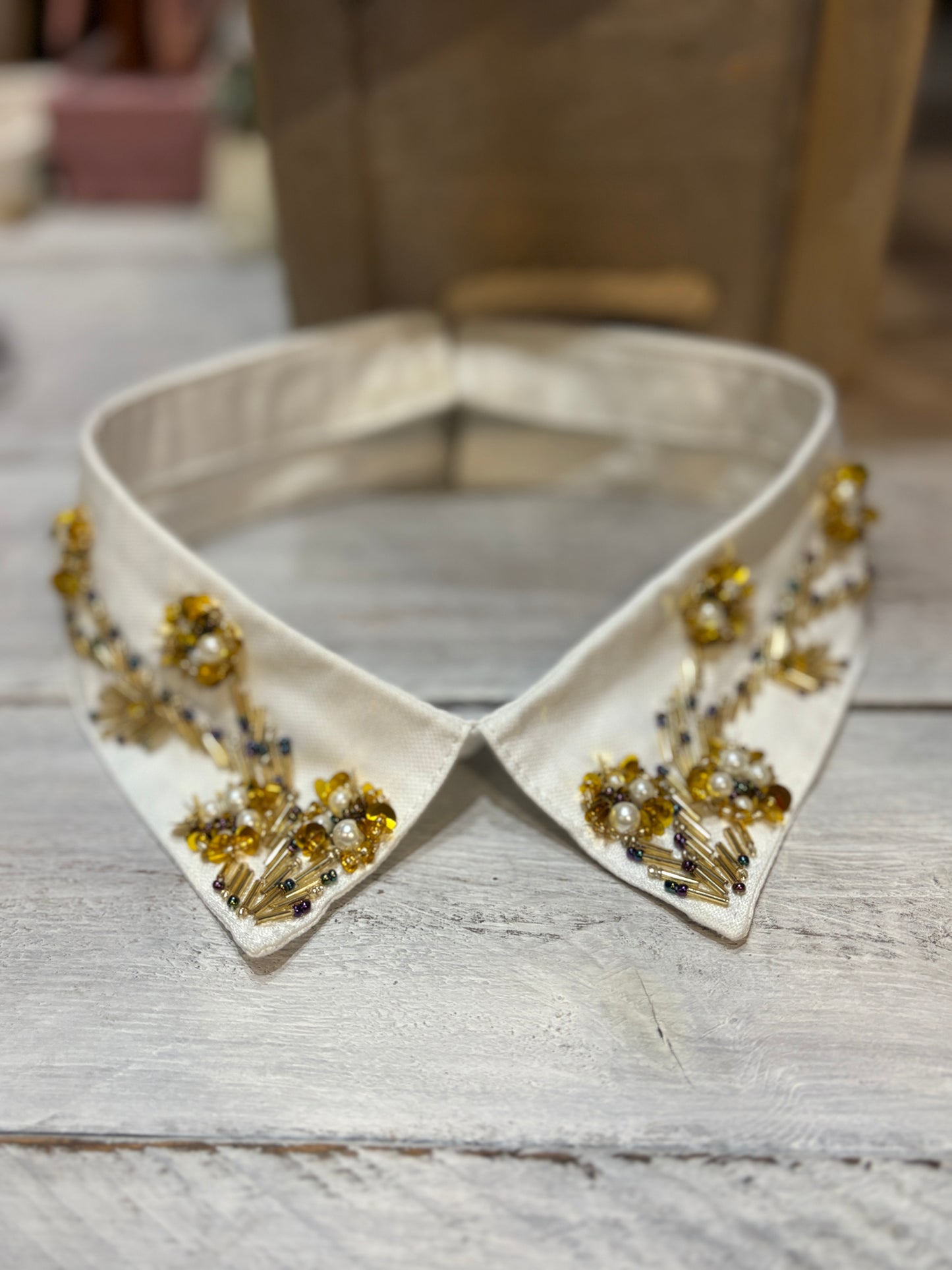 Colletto gioiello con ricamo floreale oro e perle - in 2 colori