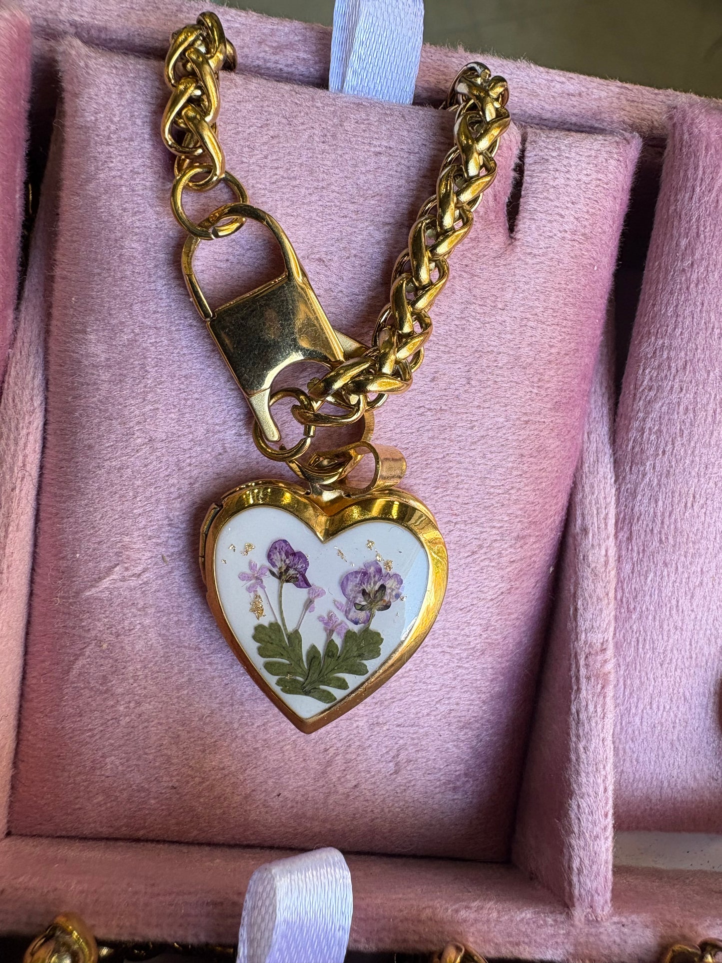 Collana in acciaio inossidabile color oro con ciondolo cuore apribile con fiori essiccati