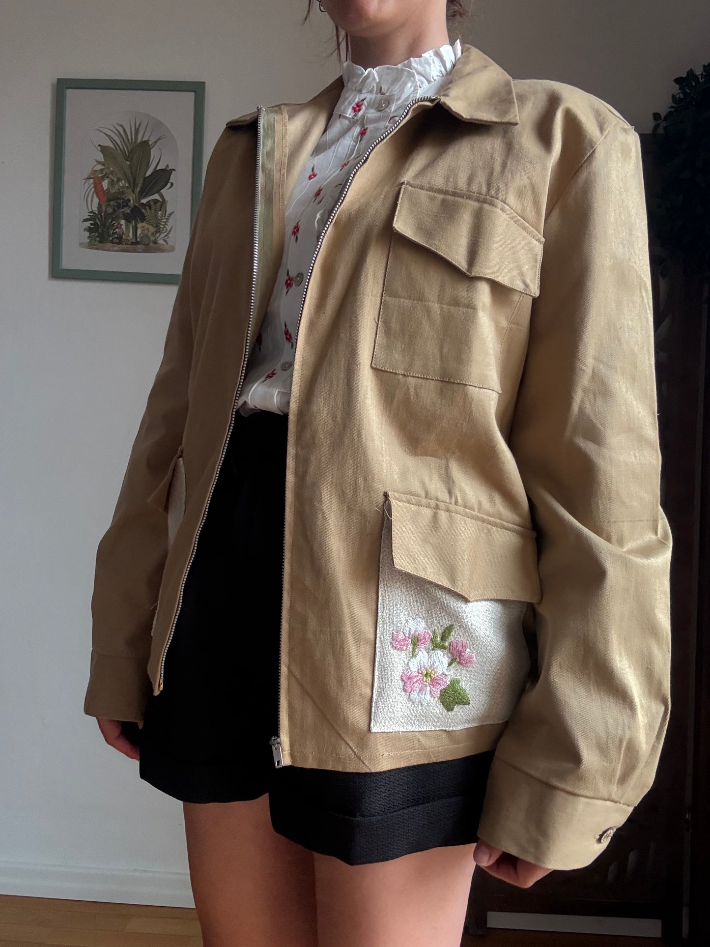 Giacca in cotone Re-Made beige con tasche ricamate unisex
