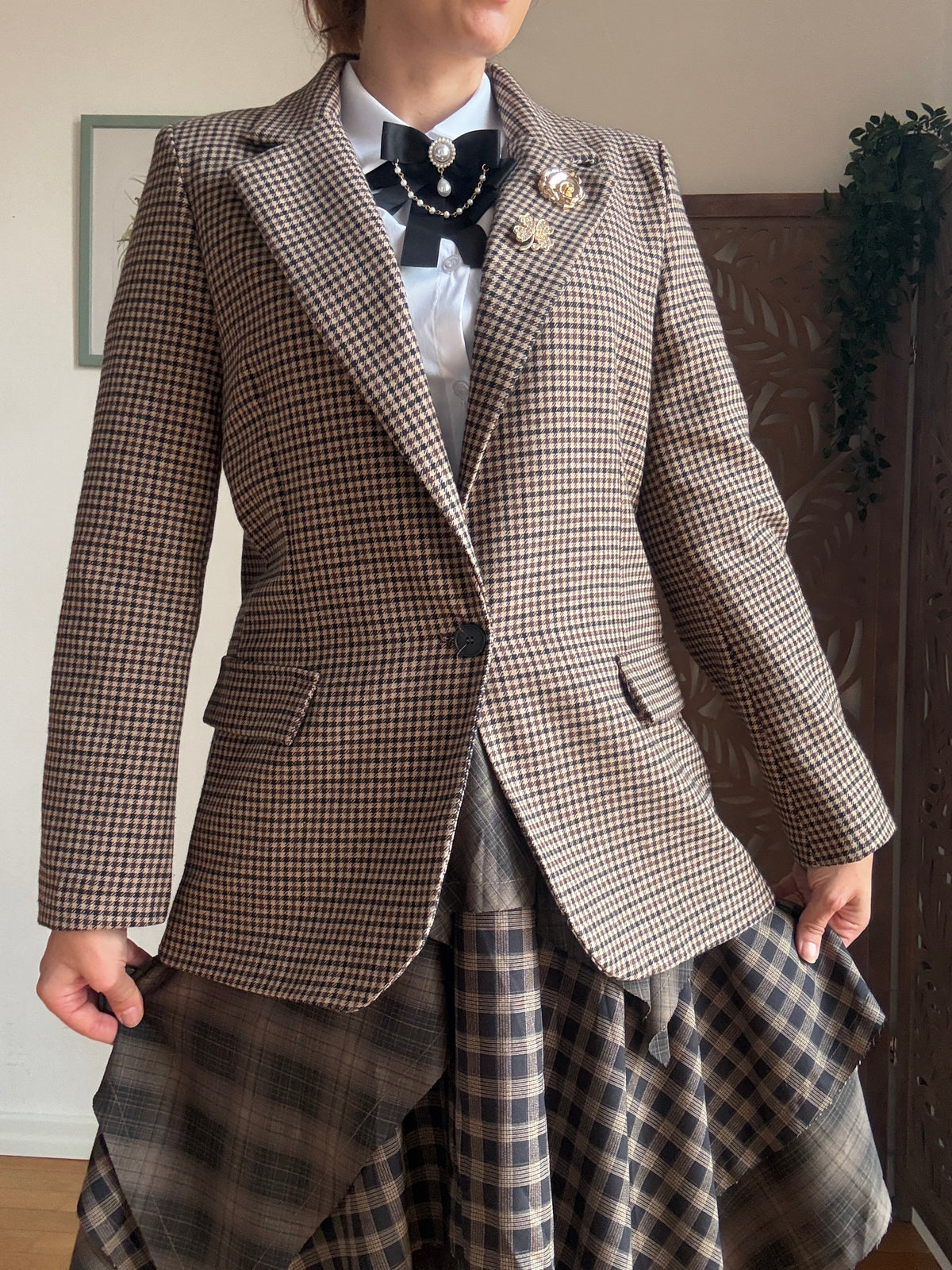 Blazer Old English pied-de-poule con spille gioiello