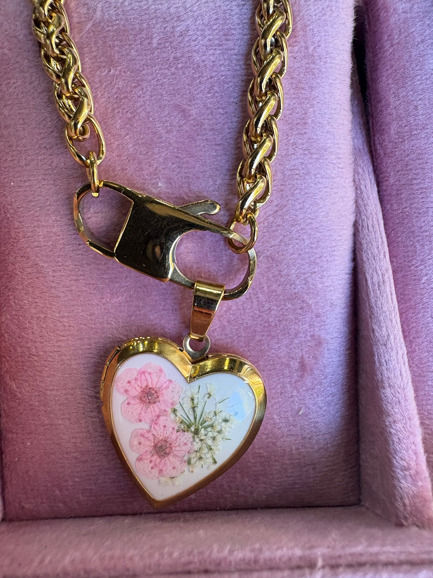 Collana in acciaio inossidabile color oro con ciondolo cuore apribile con fiori essiccati