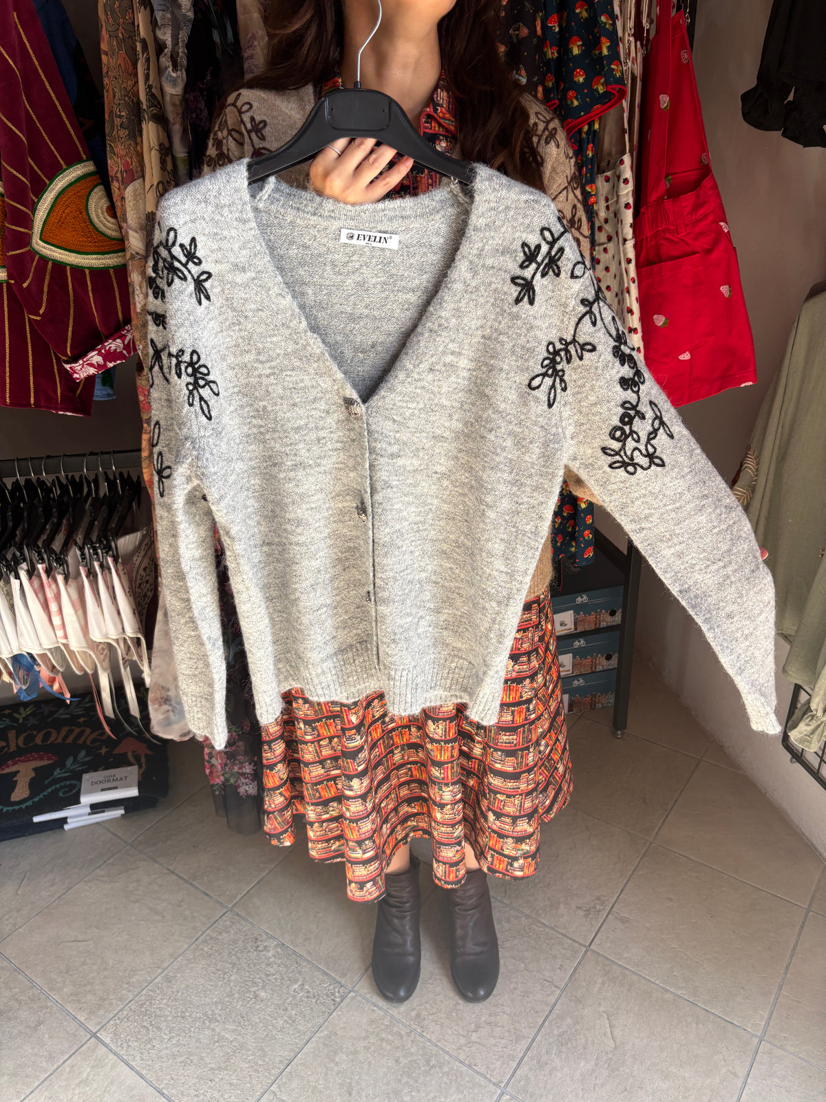Cardigan donna Evelin con ricamo floreale e bottoni vintage