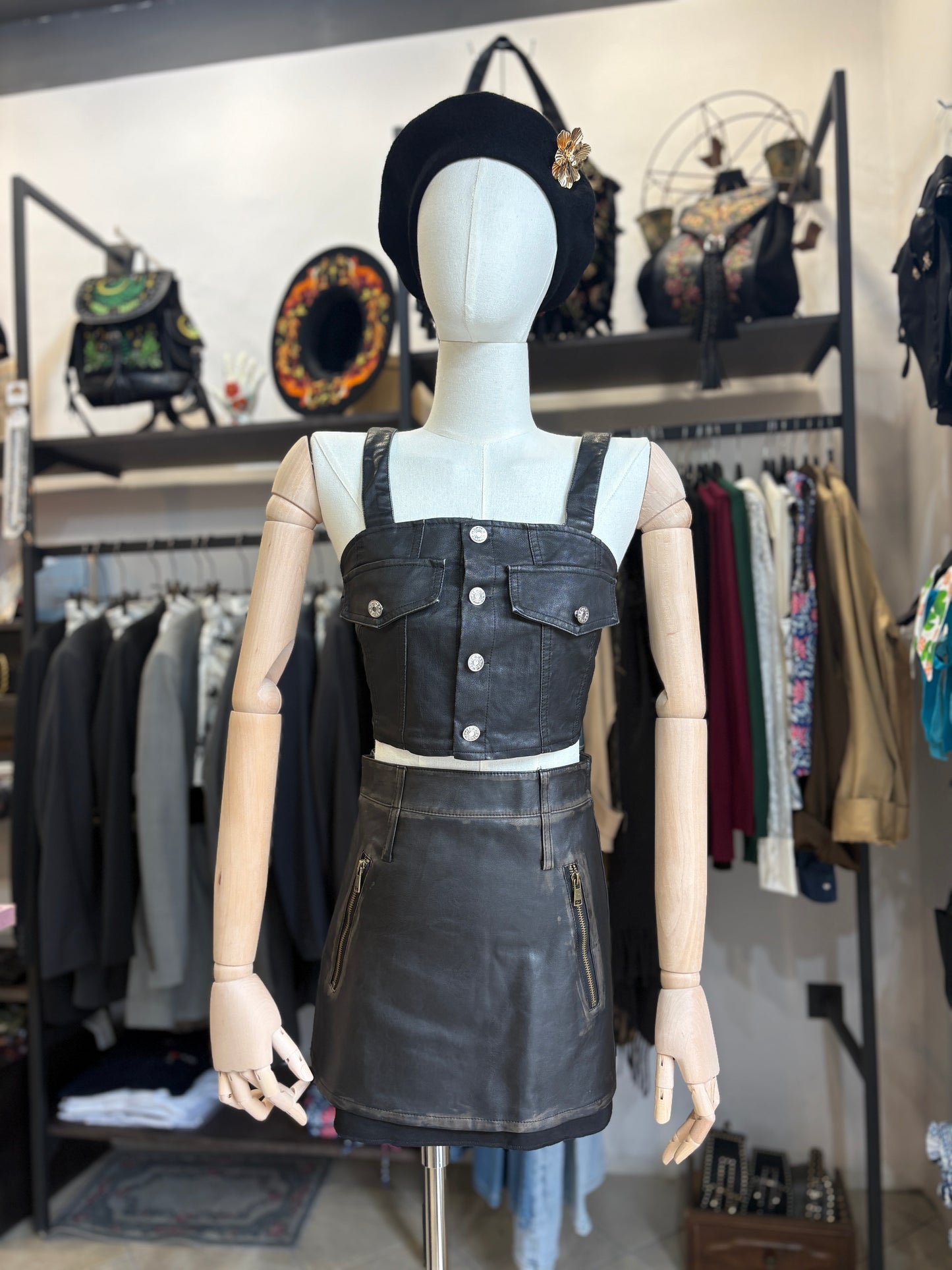 Top Crop Nero in Ecopelle con Bottoni e Taschini