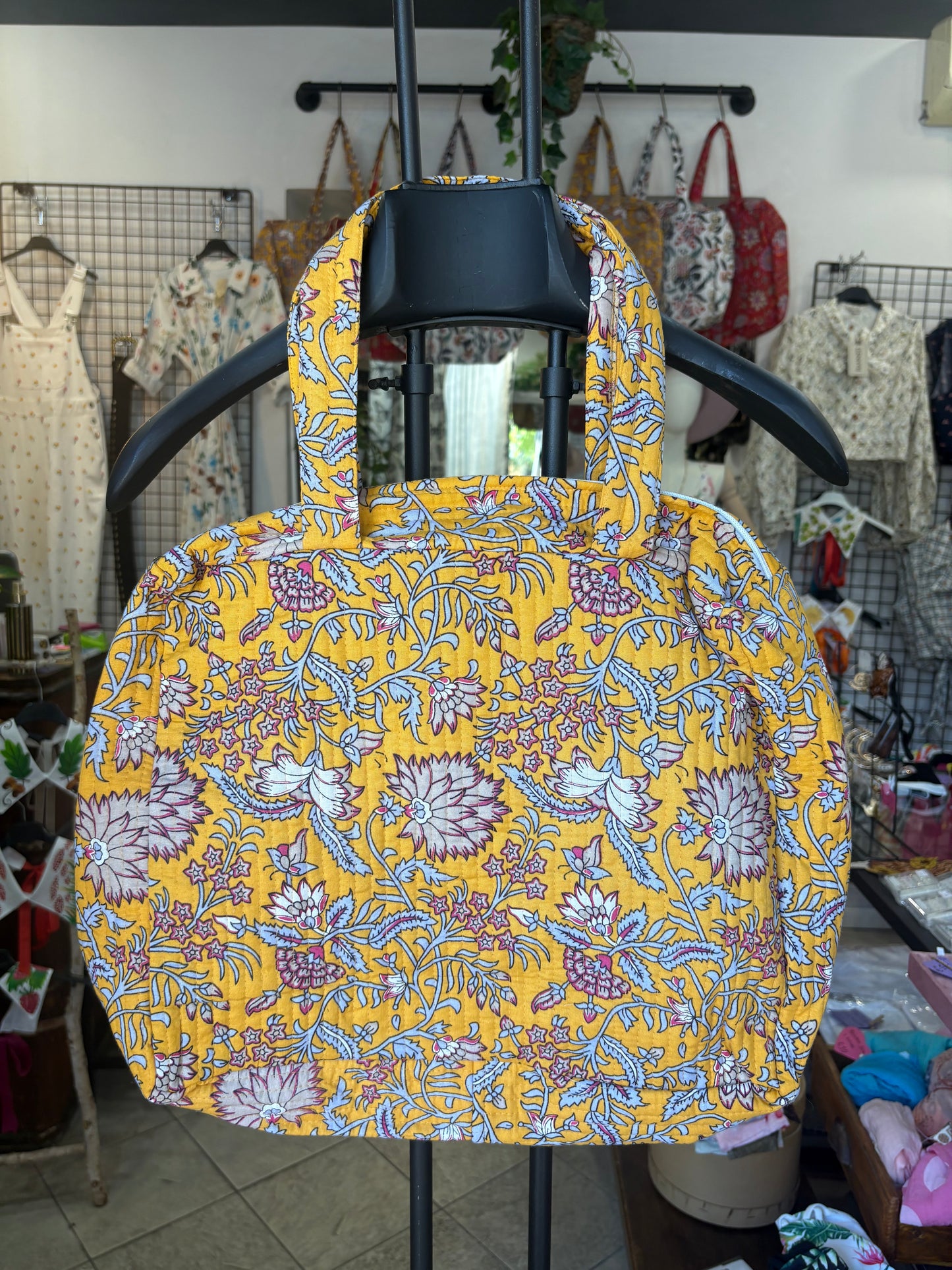 Borsa in cotone trapuntato floreale con zip e bordi stondati in 3 colori