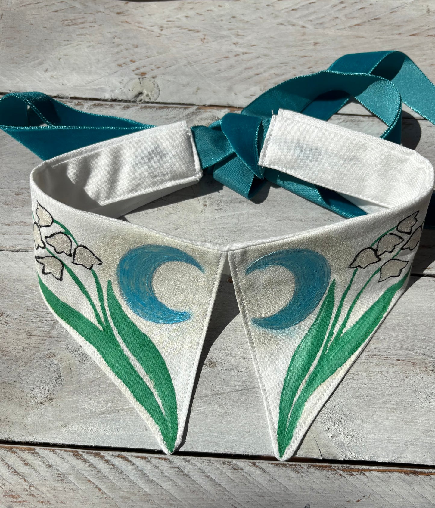 Colletto Romance dipinto a mano Campanule