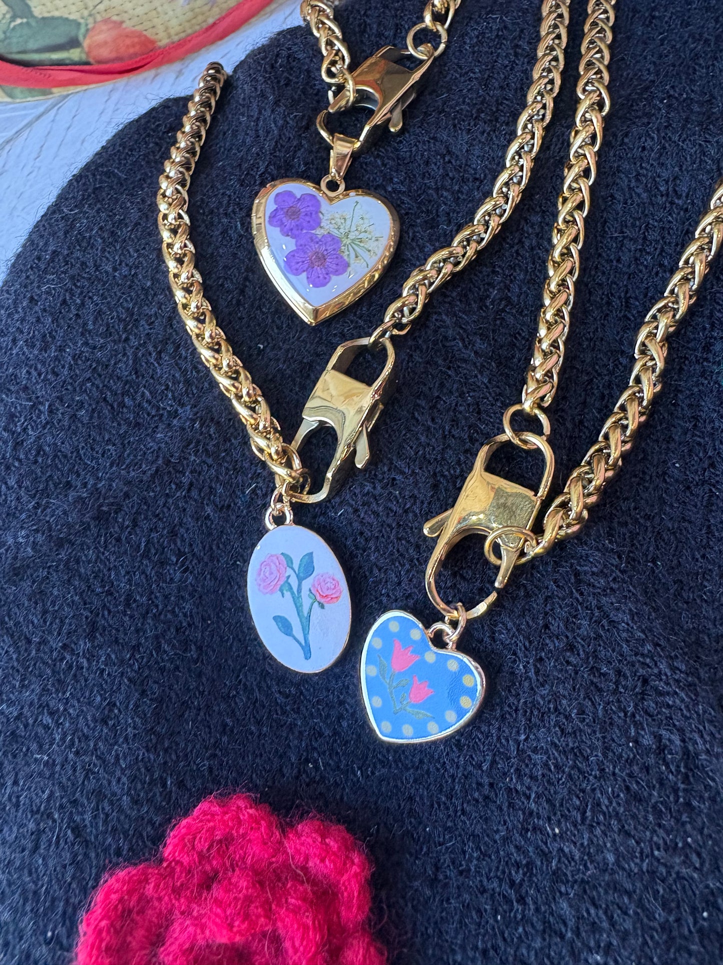 Collana in acciaio inossidabile color oro con ciondolo smaltato floreale