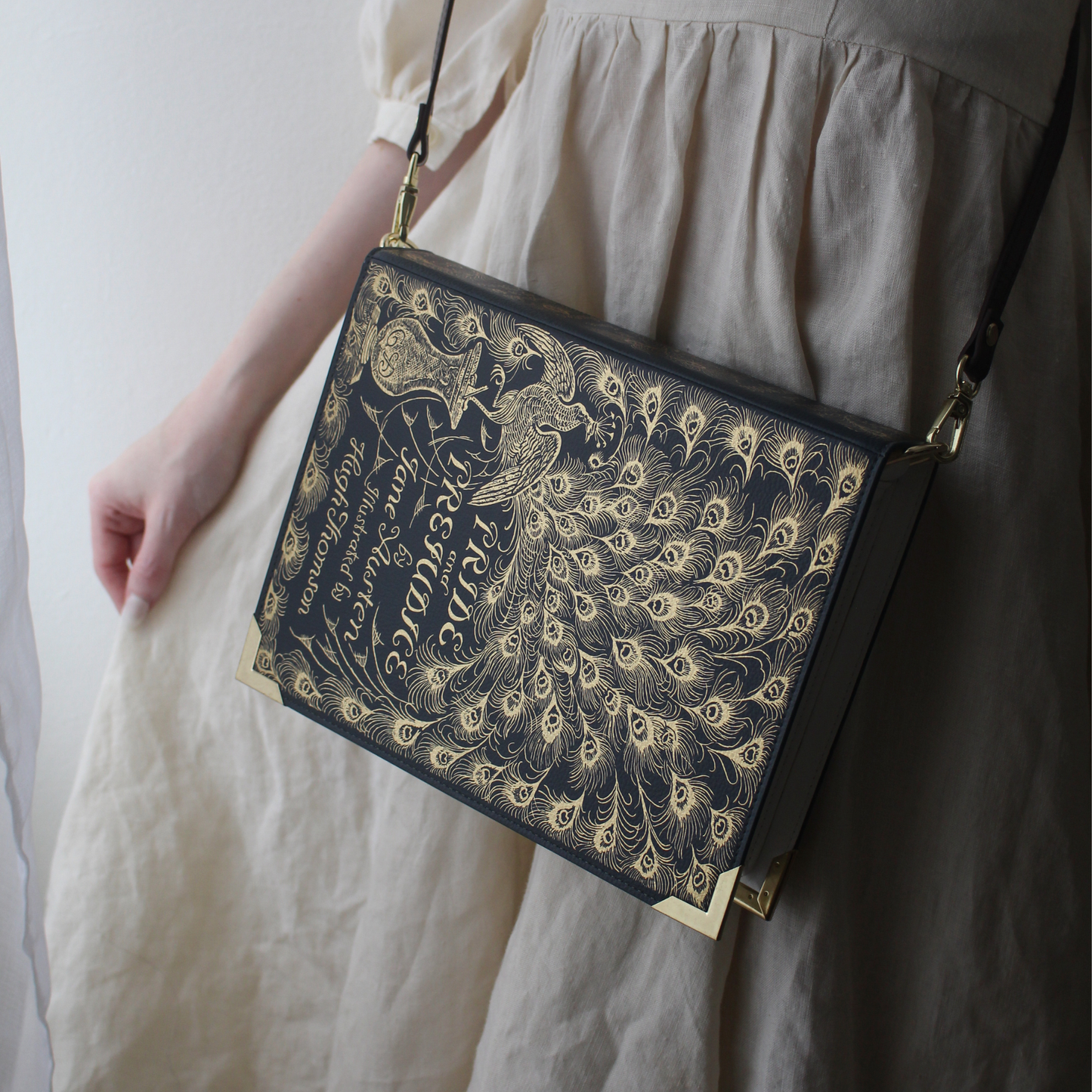 Borsa a Tracolla di Lusso con Finitura in Oro Orgoglio e Pregiudizio