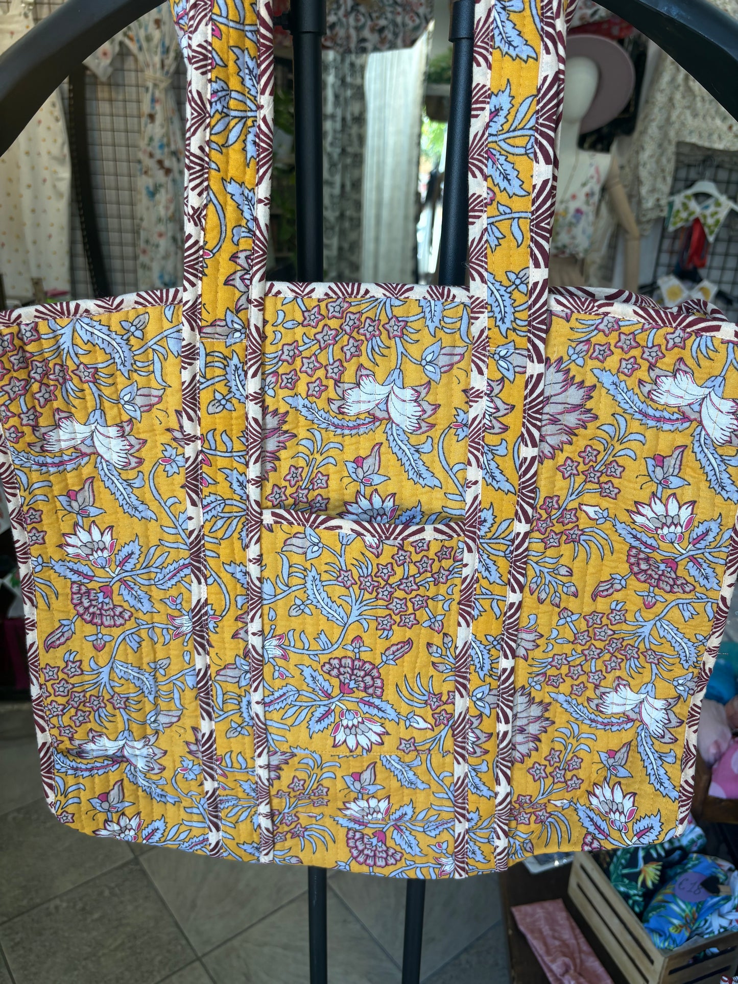Borsa in cotone trapuntata floreale con zip e taschina frontale in 3 colori