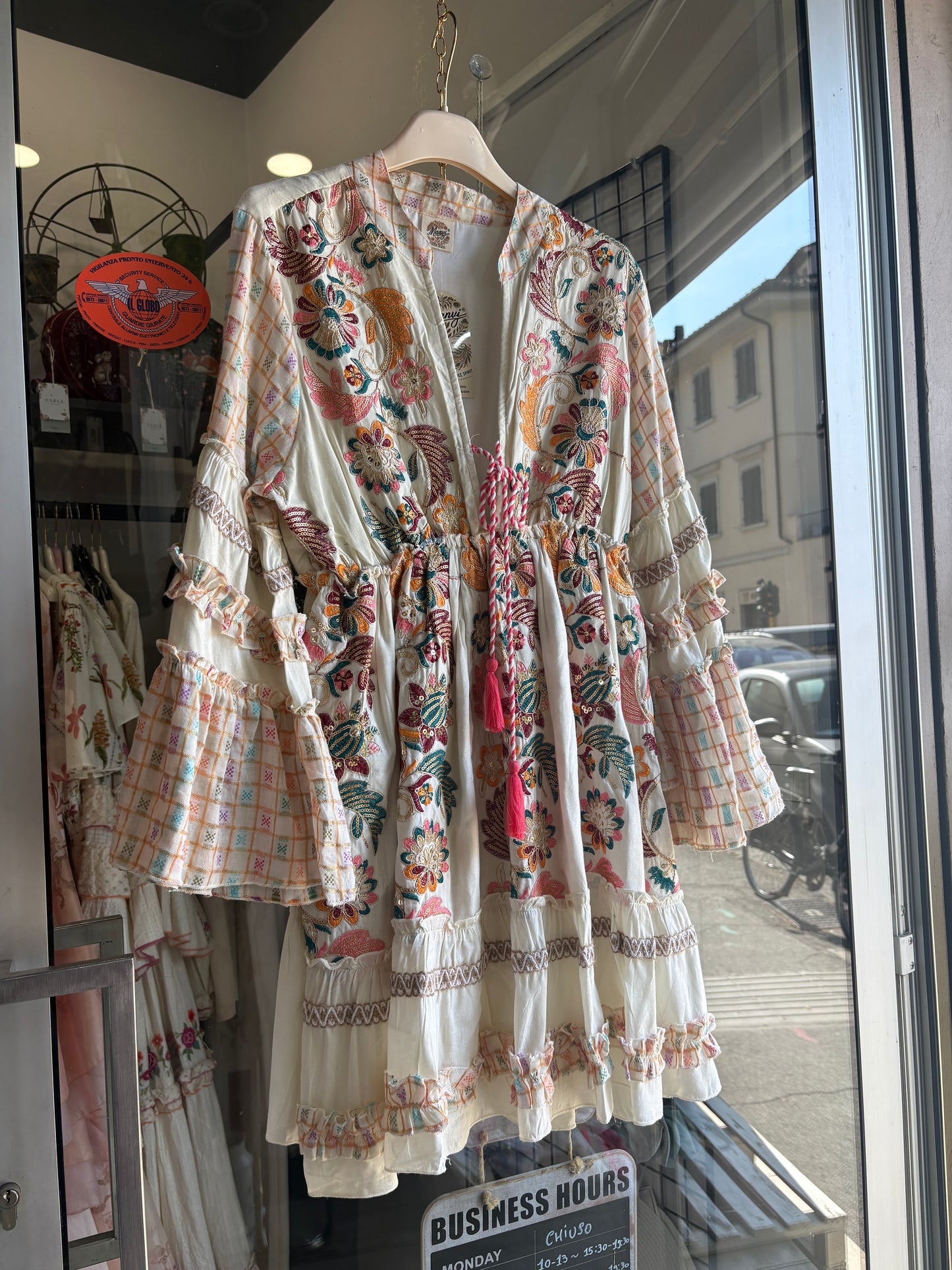 Abito in Viscosa Boho-Chic: Incanto Gipsy con Ricami Floreali in 2 Colori