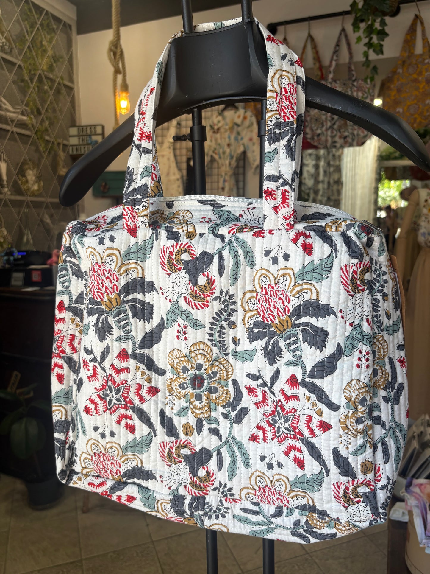 Borsa in cotone trapuntato floreale con zip e bordi stondati in 3 colori