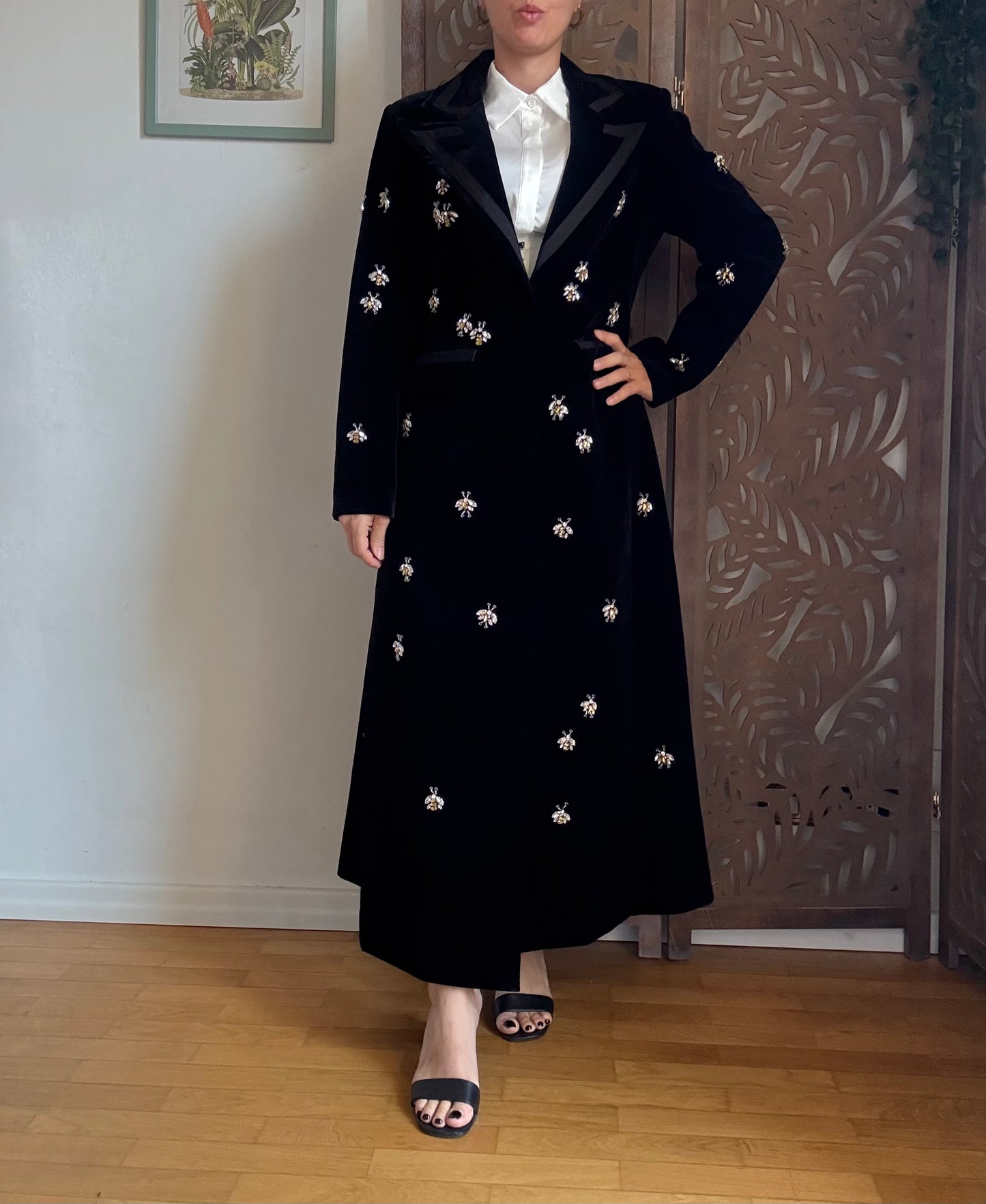 Cappotto lungo nero aderente in vita con dettagli gioiello