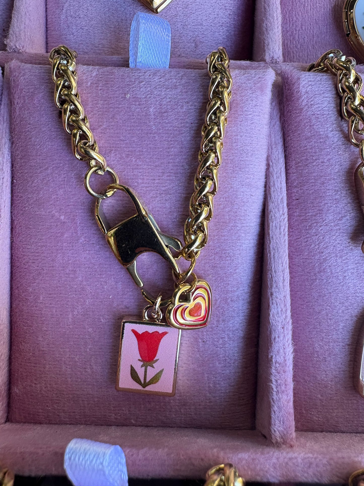 Collana in acciaio inossidabile color oro con ciondolo smaltato floreale