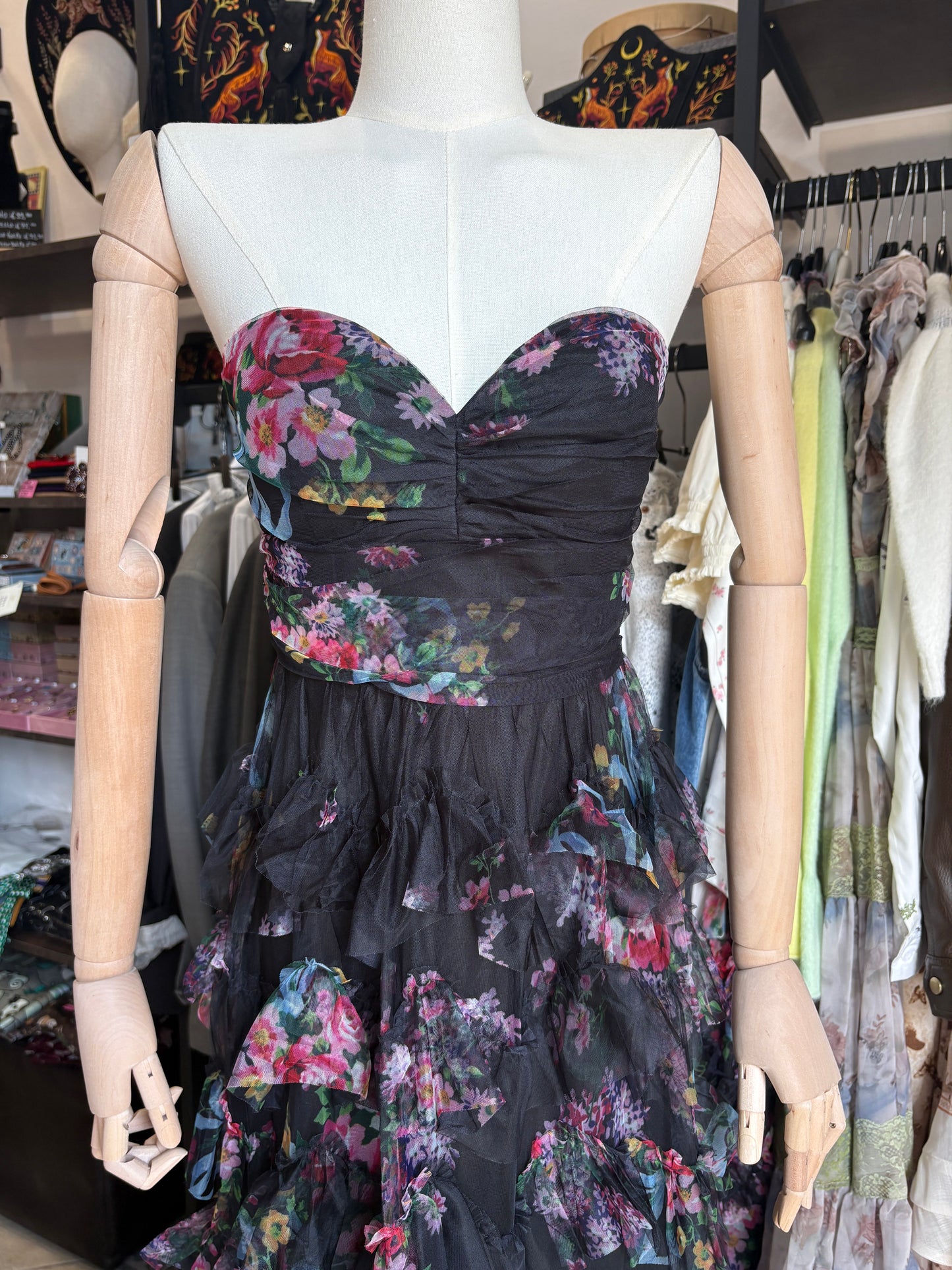 Abito Maxi "Spring Bloom" in Tulle a Balze - Nero con Scollo a Cuore