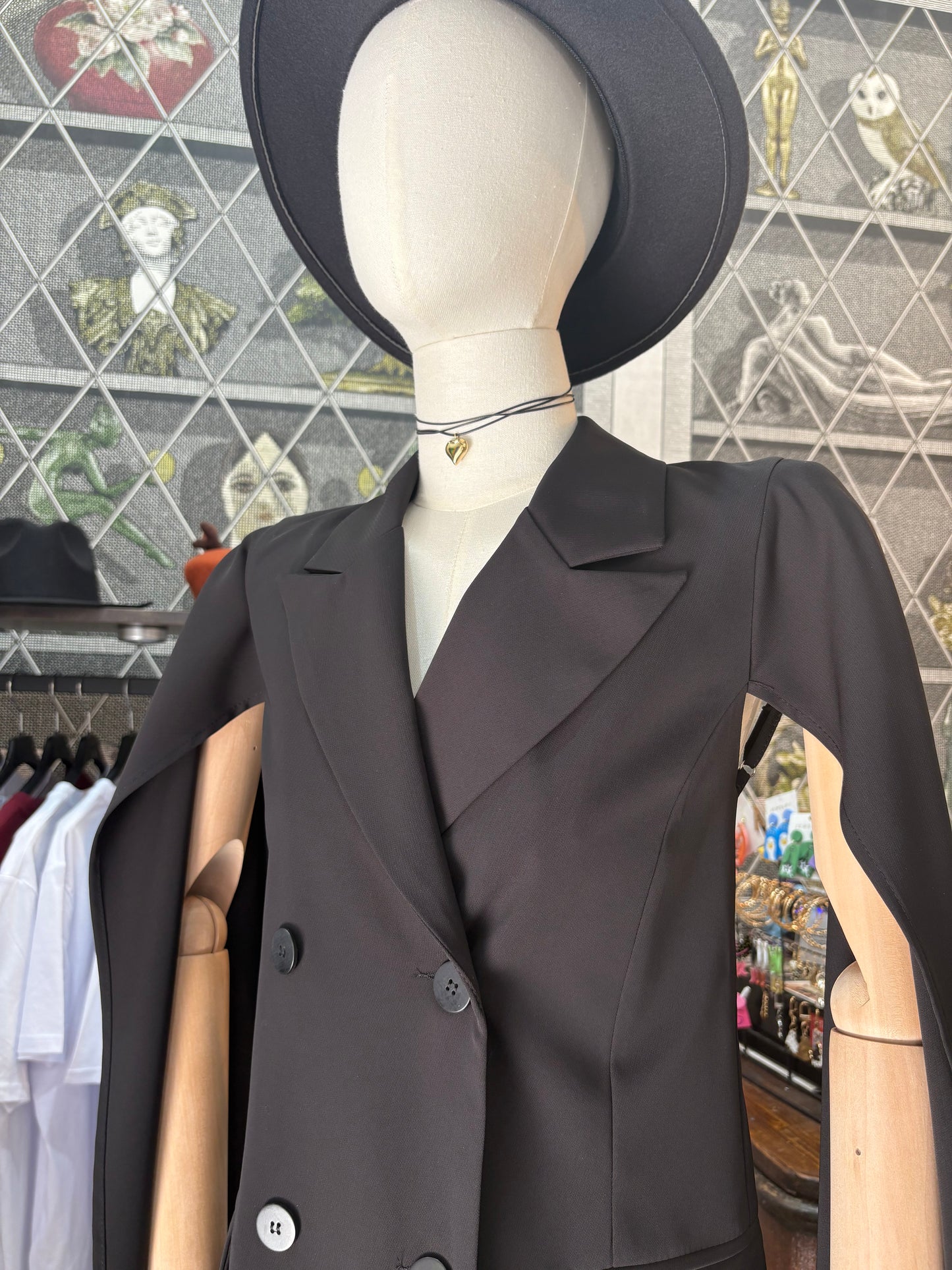 Blazer nero Lumina lungo con apertura sul retro e maniche aperte