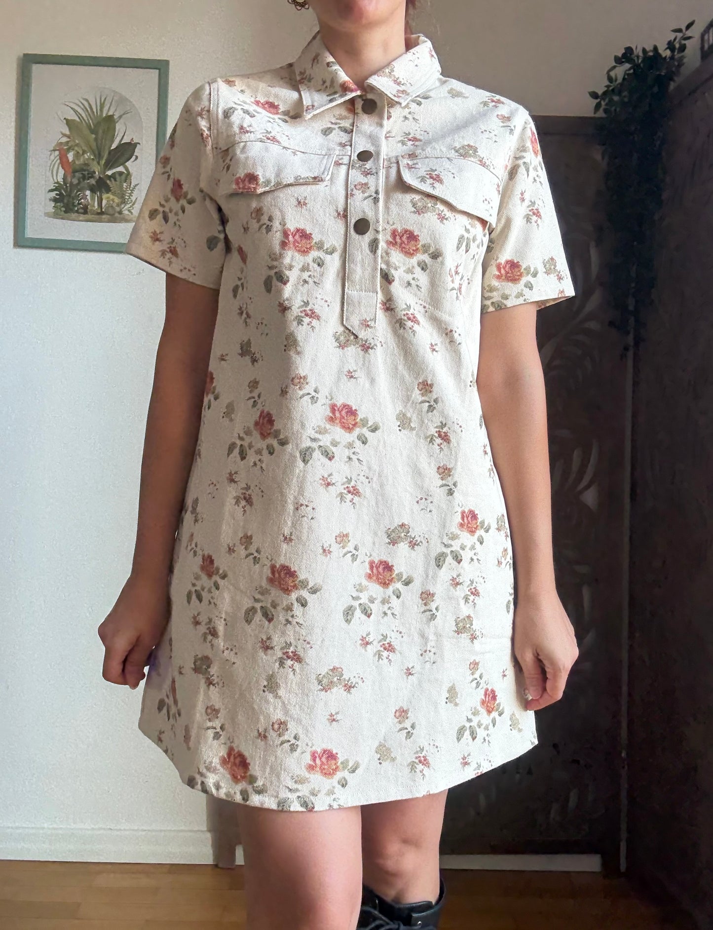 Vestito corto di jeans bianco floreale con maniche corte e tasche