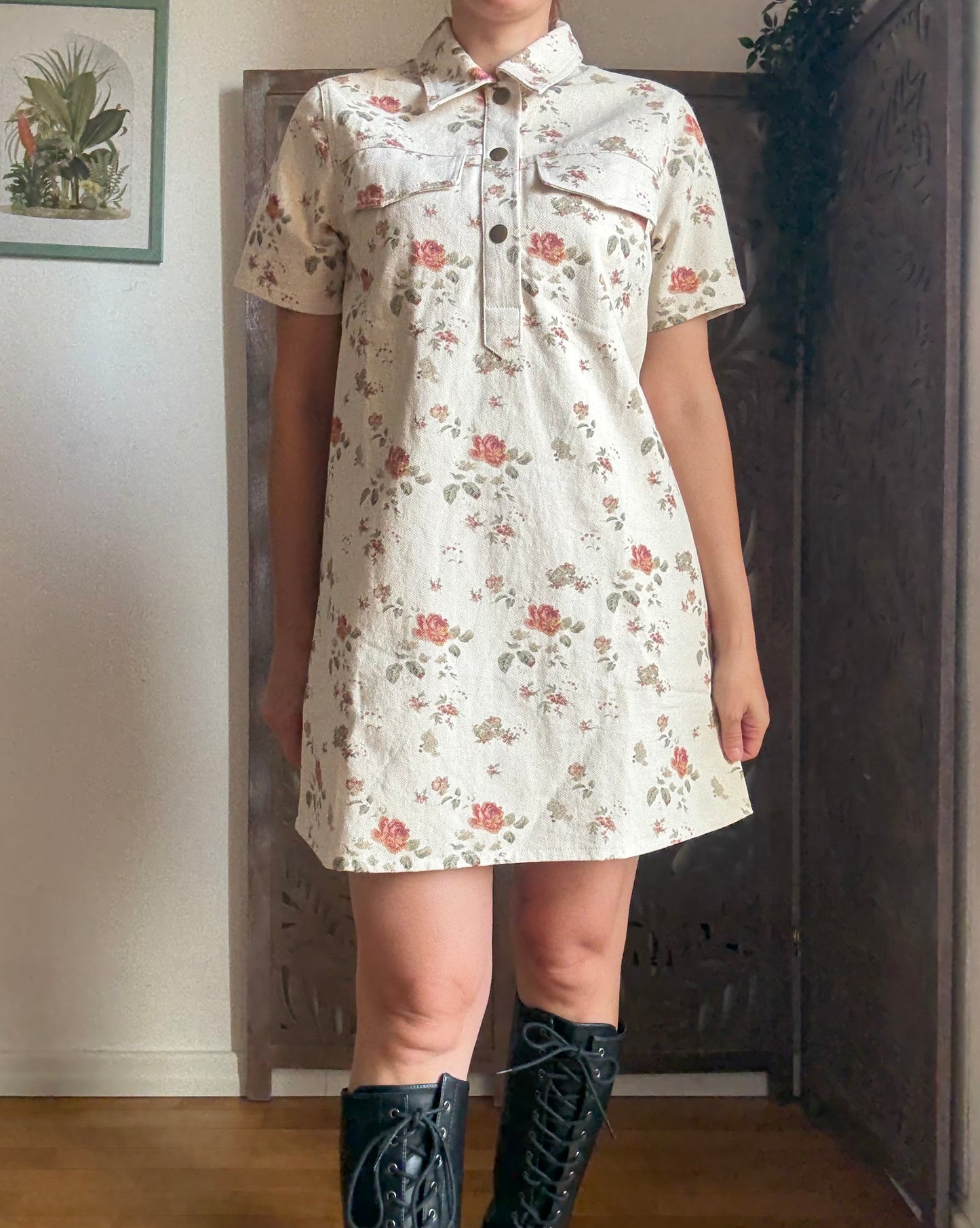 Vestito corto di jeans bianco floreale con maniche corte e tasche