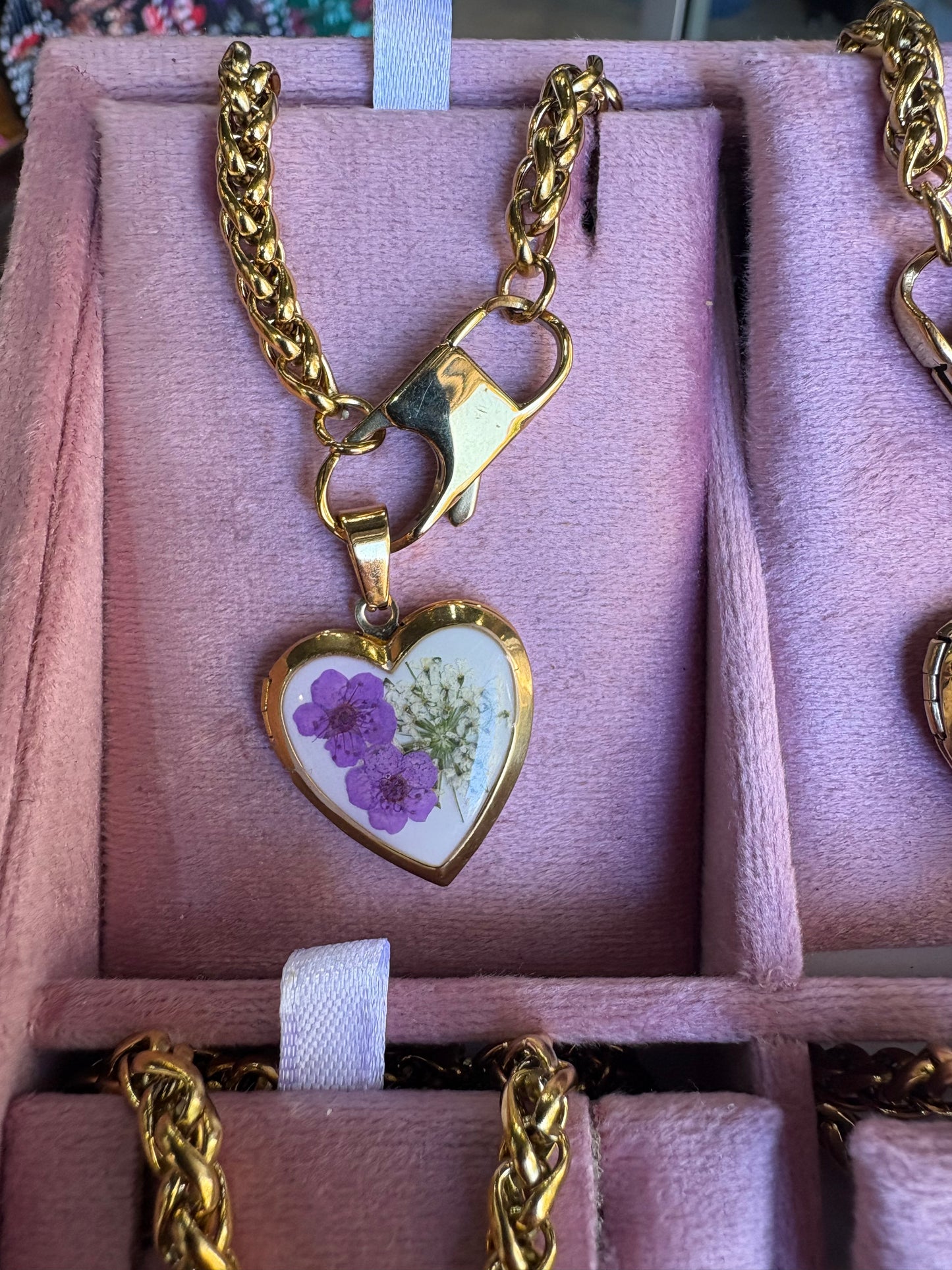 Collana in acciaio inossidabile color oro con ciondolo cuore apribile con fiori essiccati