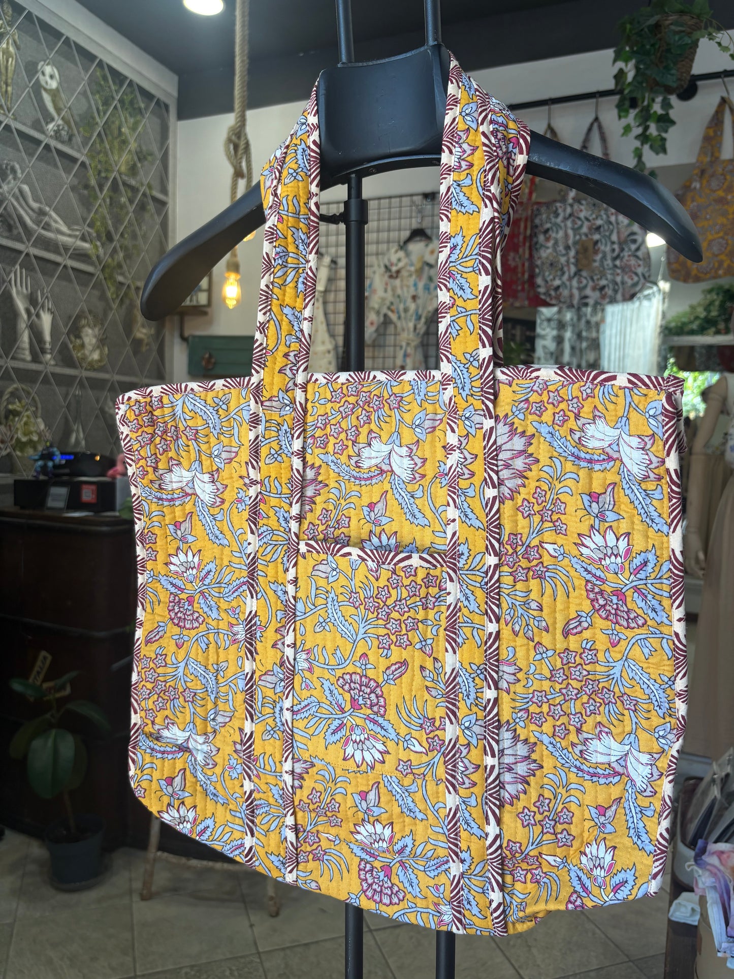 Borsa in cotone trapuntata floreale con zip e taschina frontale in 3 colori
