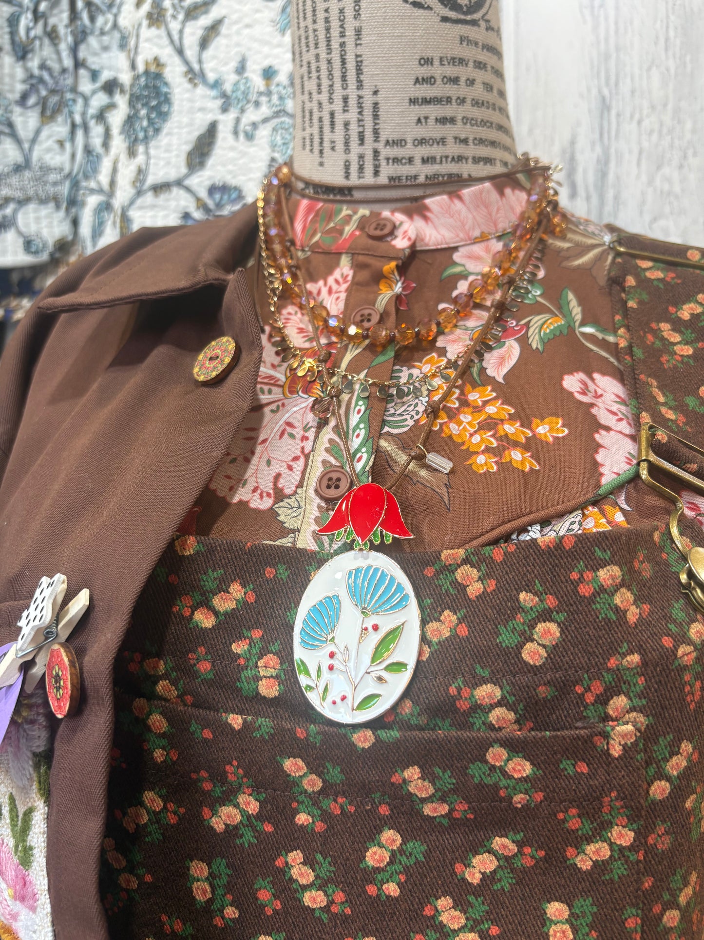 Collana multifili con ciondolo smaltato fiore