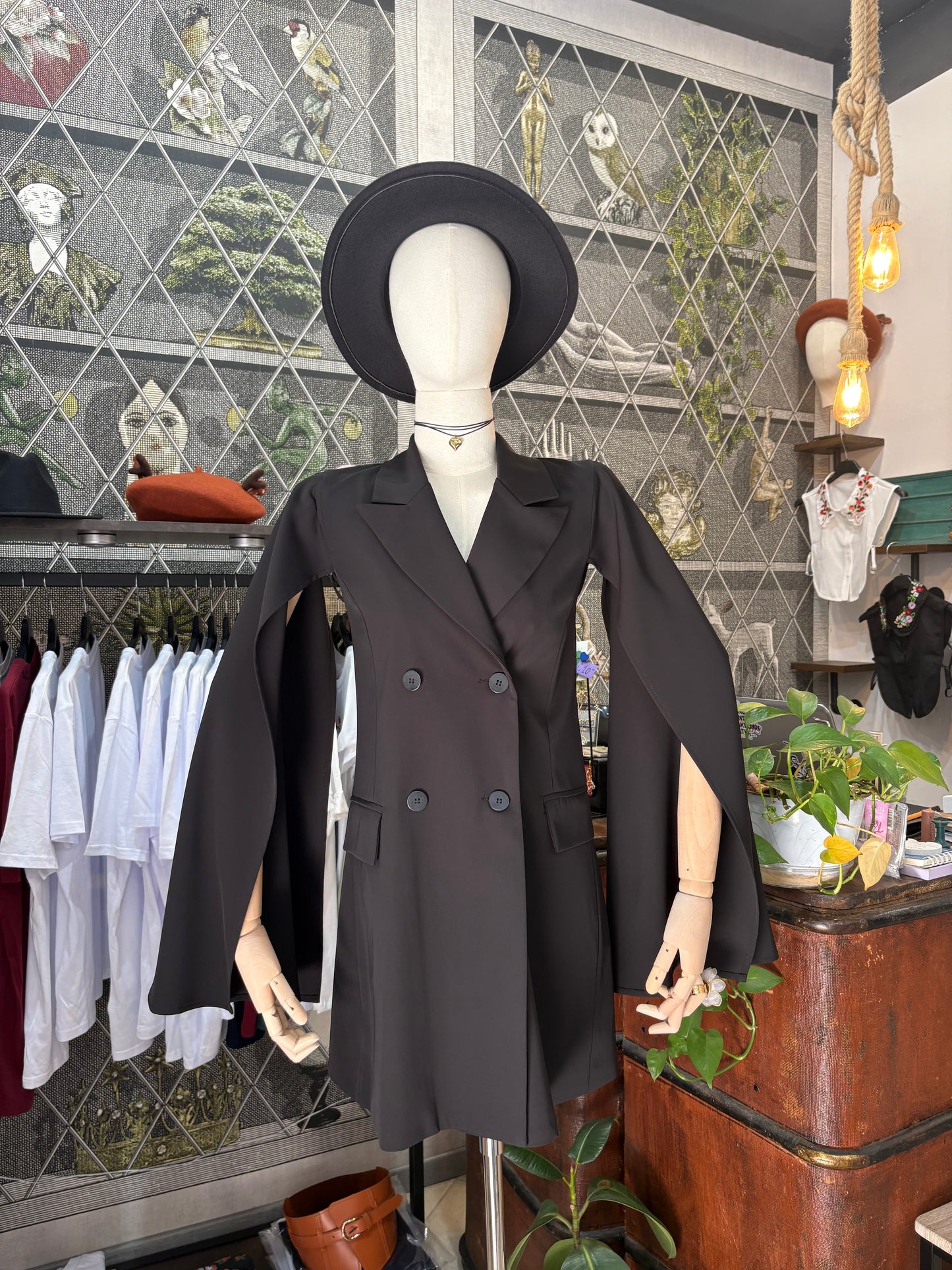 Blazer nero Lumina lungo con apertura sul retro e maniche aperte