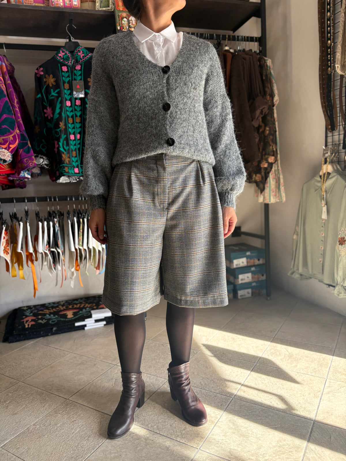 Bermuda donna a quadri con pinces e vita alta – 2 colori