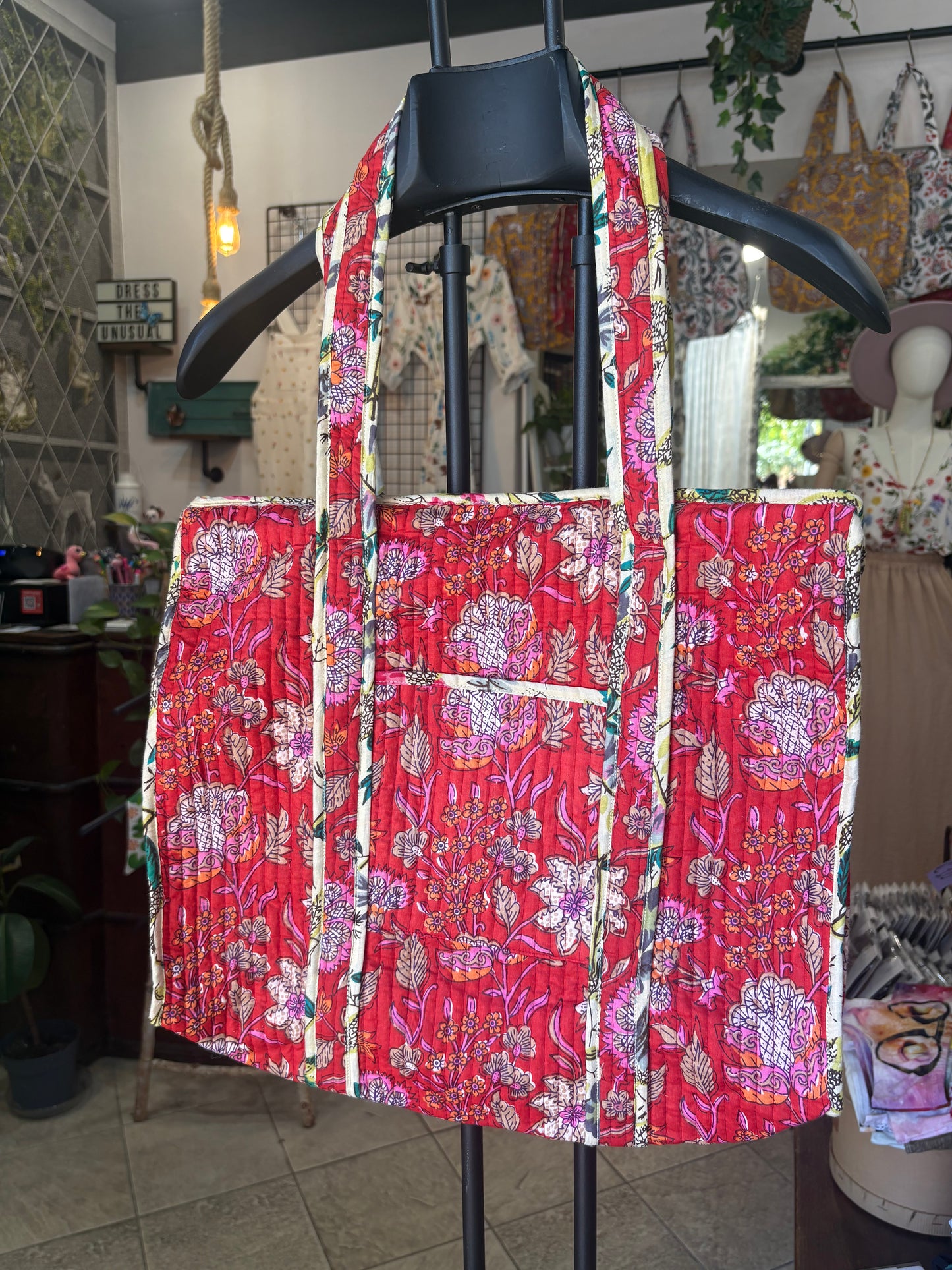 Borsa in cotone trapuntata floreale con zip e taschina frontale in 3 colori