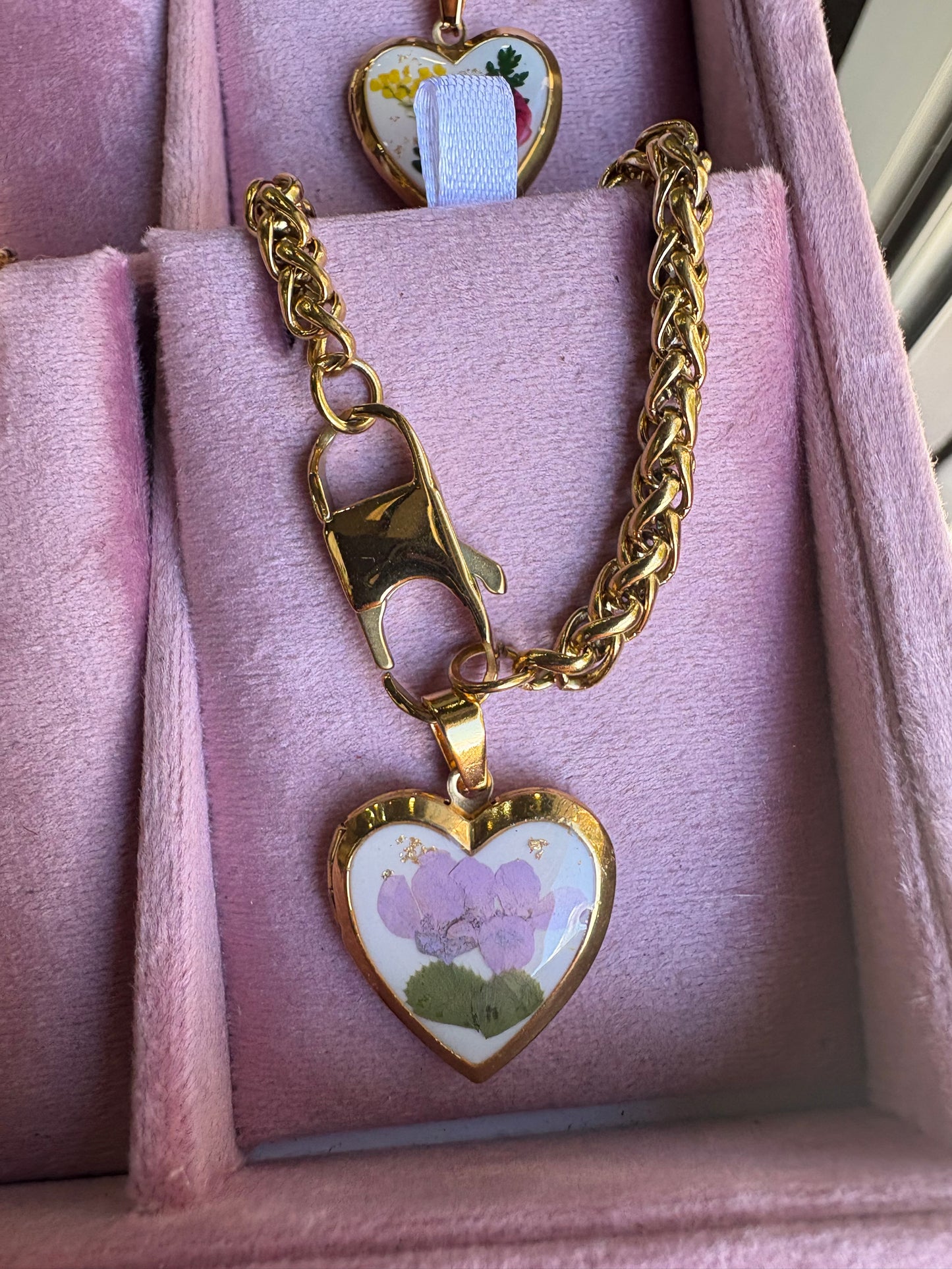 Collana in acciaio inossidabile color oro con ciondolo cuore apribile con fiori essiccati