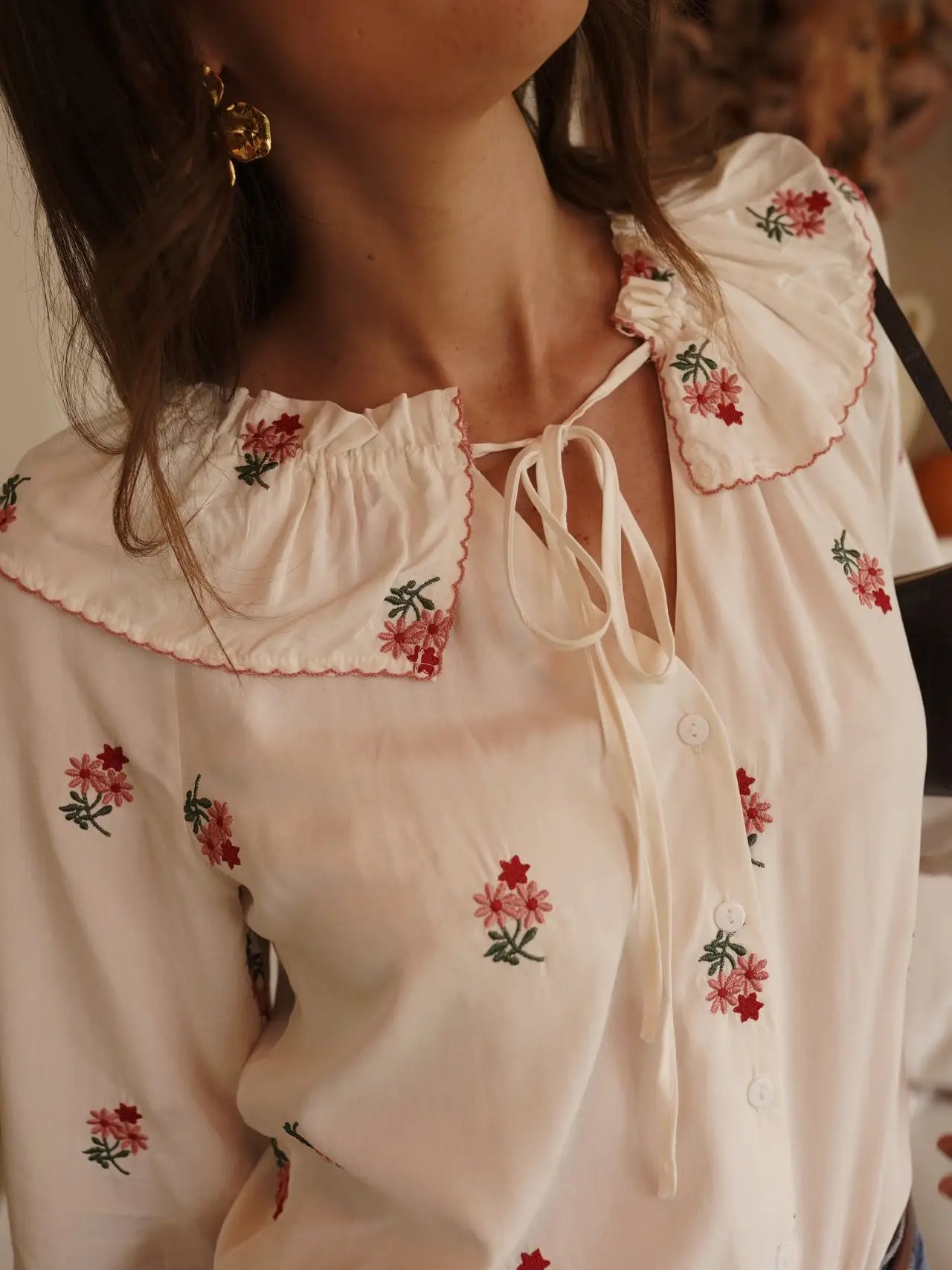 Camicia in Cotone Isabel con Ricami Floreali e Maxi Colletto Coquette