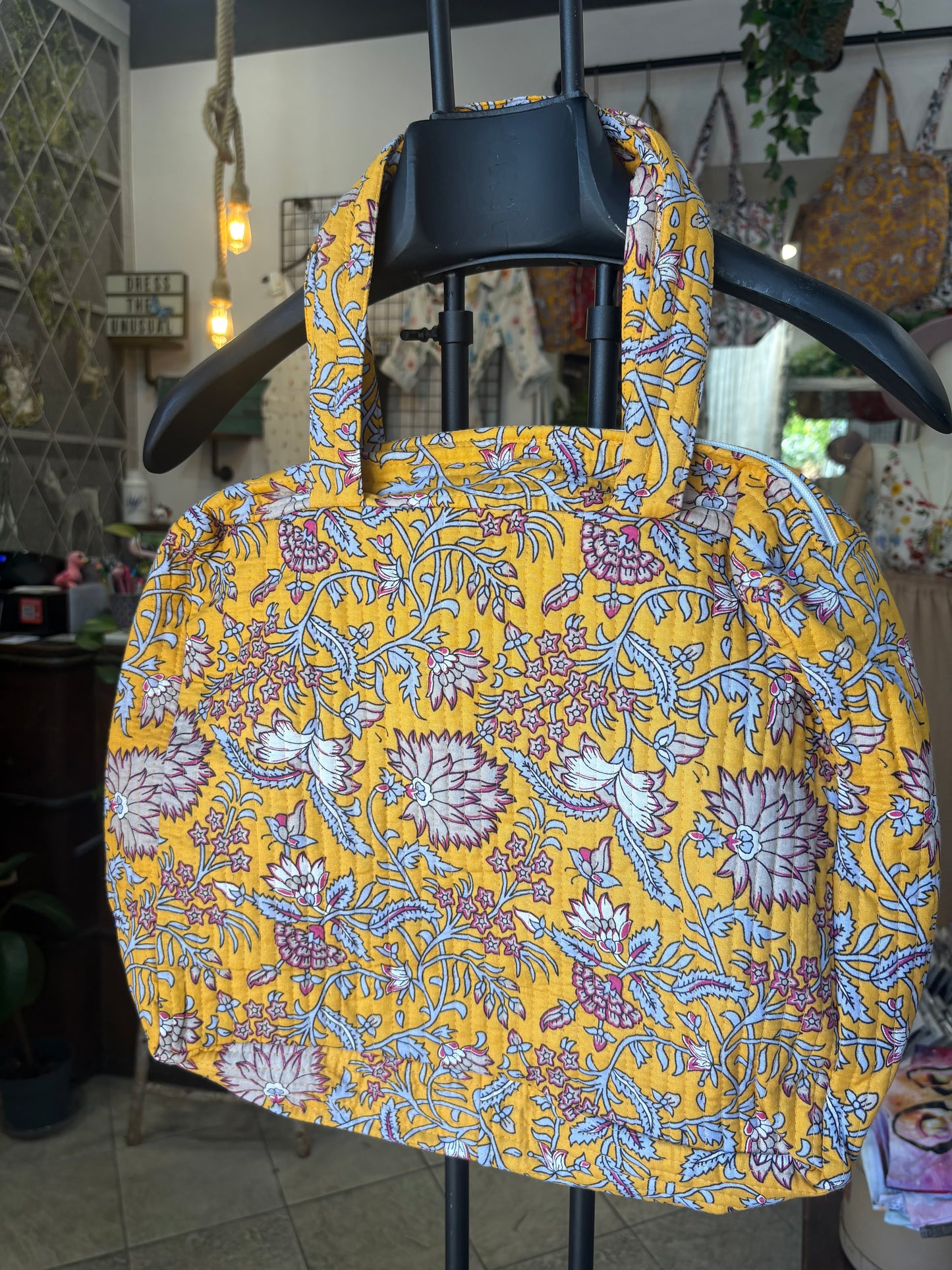 Borsa in cotone trapuntato floreale con zip e bordi stondati in 3 colori