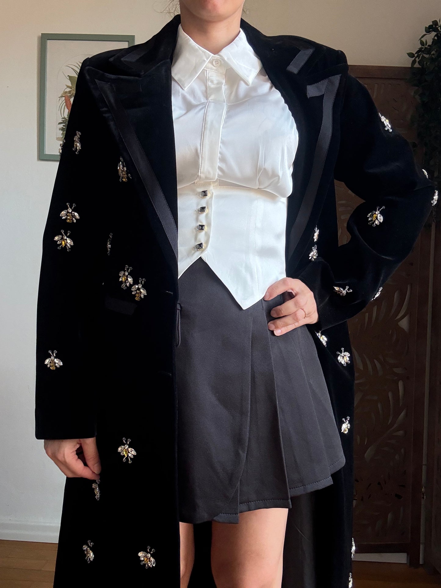 Cappotto lungo nero aderente in vita con dettagli gioiello