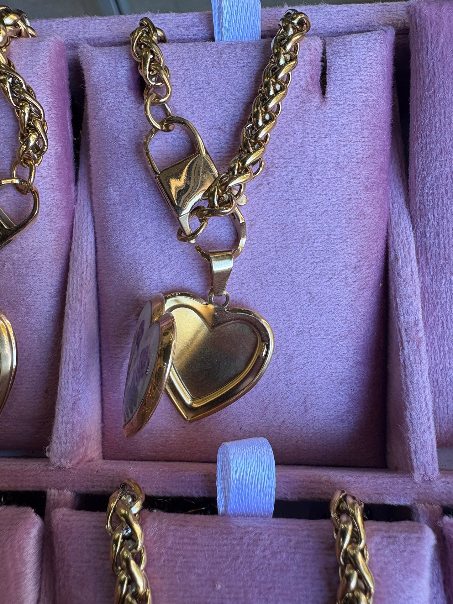 Collana in acciaio inossidabile color oro con ciondolo cuore apribile con fiori essiccati