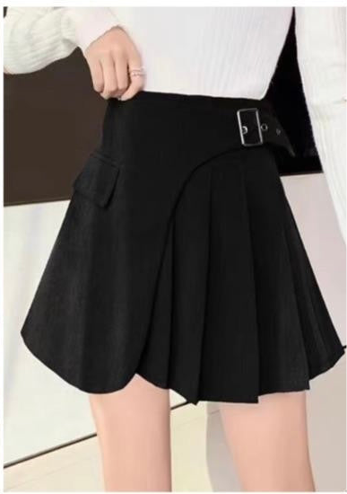 Minigonna skort nera a pieghe con fibbia e pantaloncino