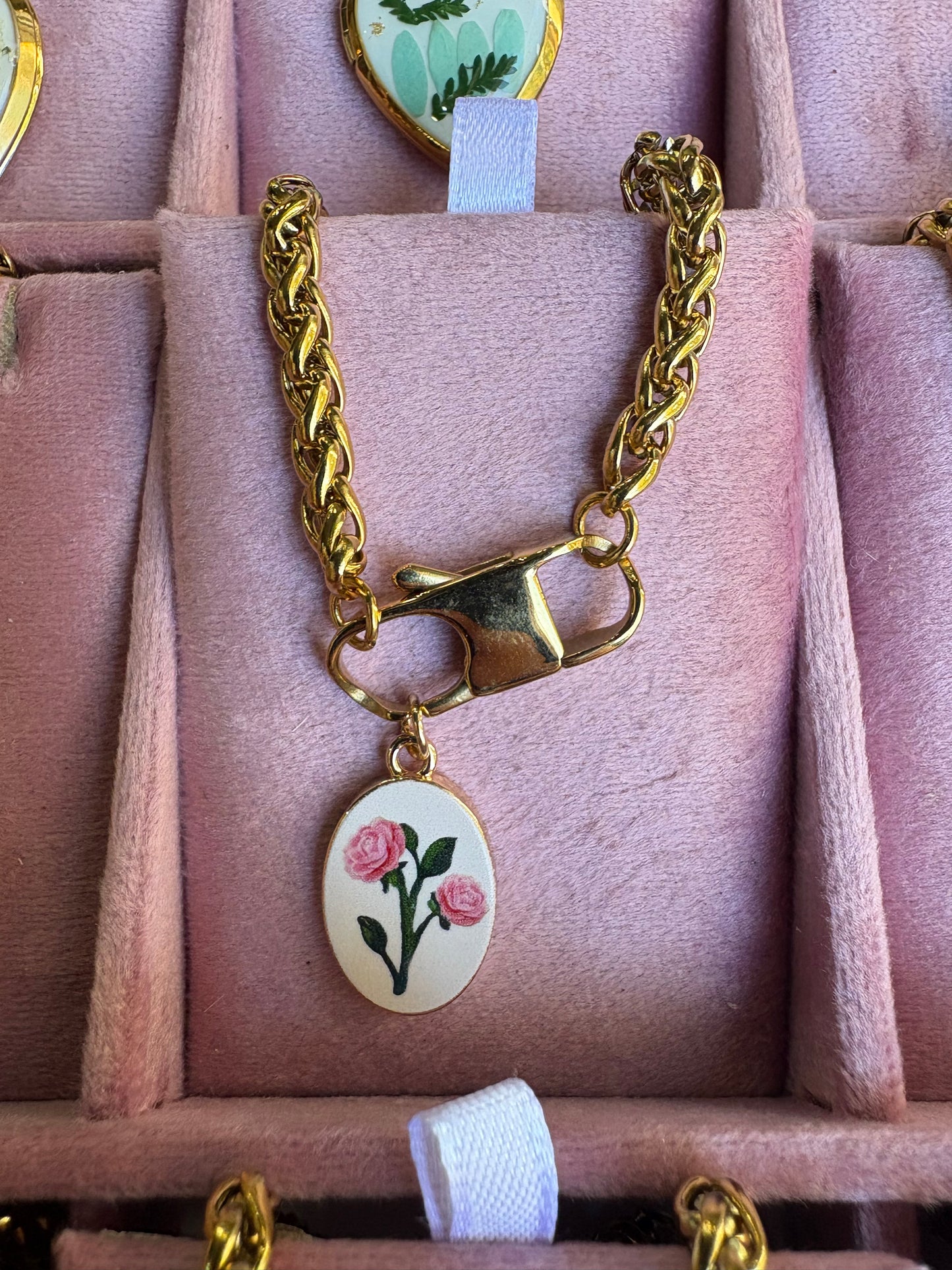 Collana in acciaio inossidabile color oro con ciondolo smaltato floreale