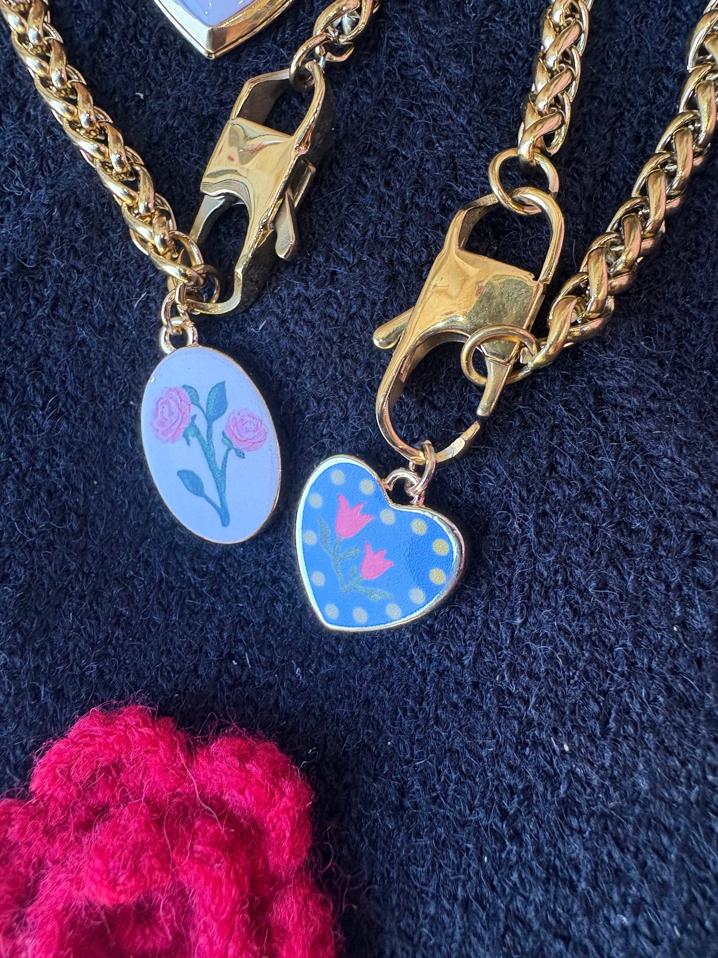 Collana in acciaio inossidabile color oro con ciondolo smaltato floreale