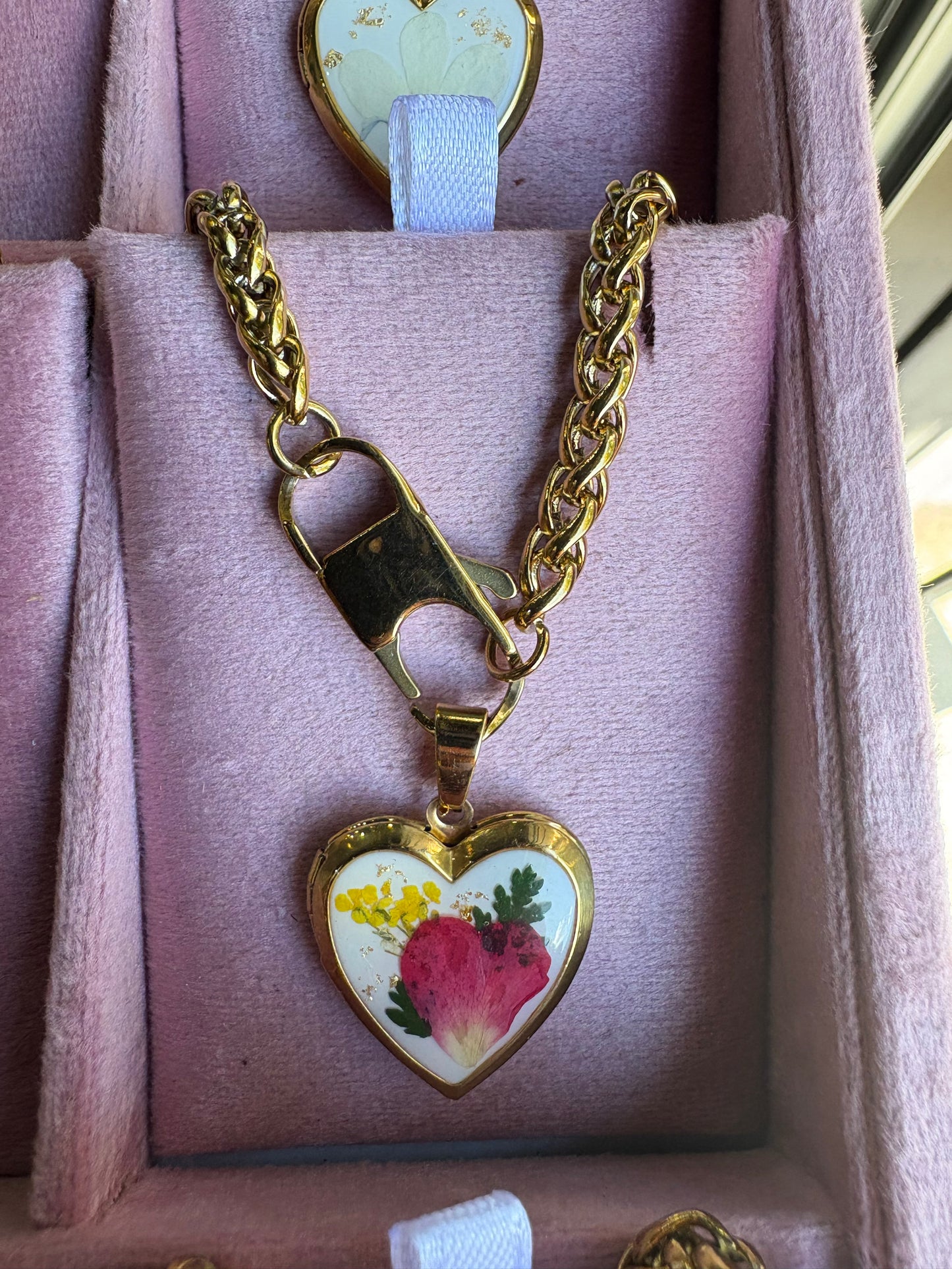 Collana in acciaio inossidabile color oro con ciondolo cuore apribile con fiori essiccati