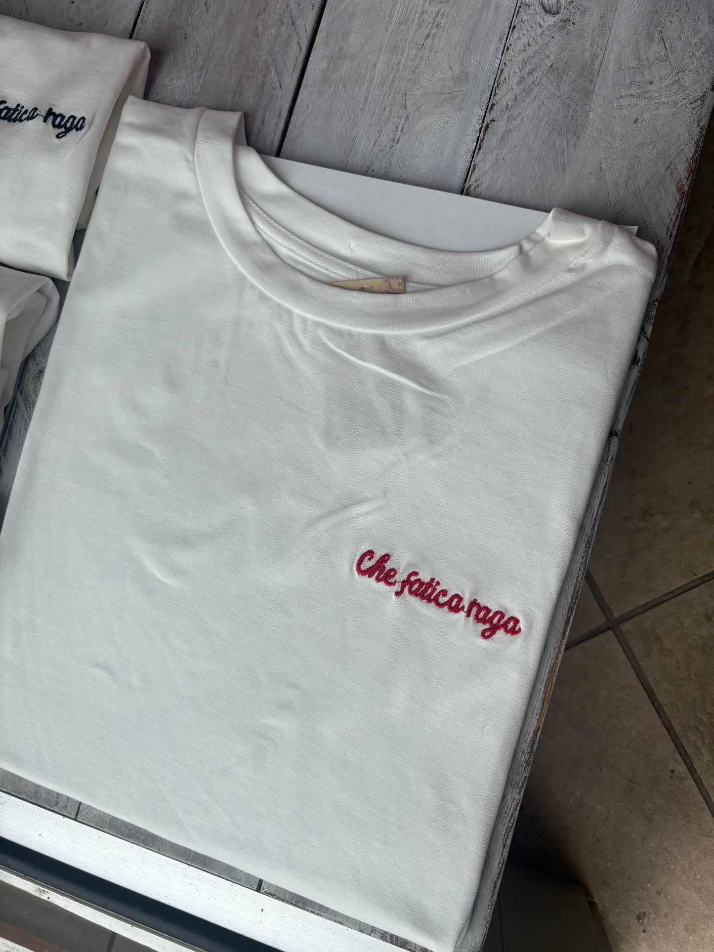 T-shirt bianche in cotone con scritte ricamate