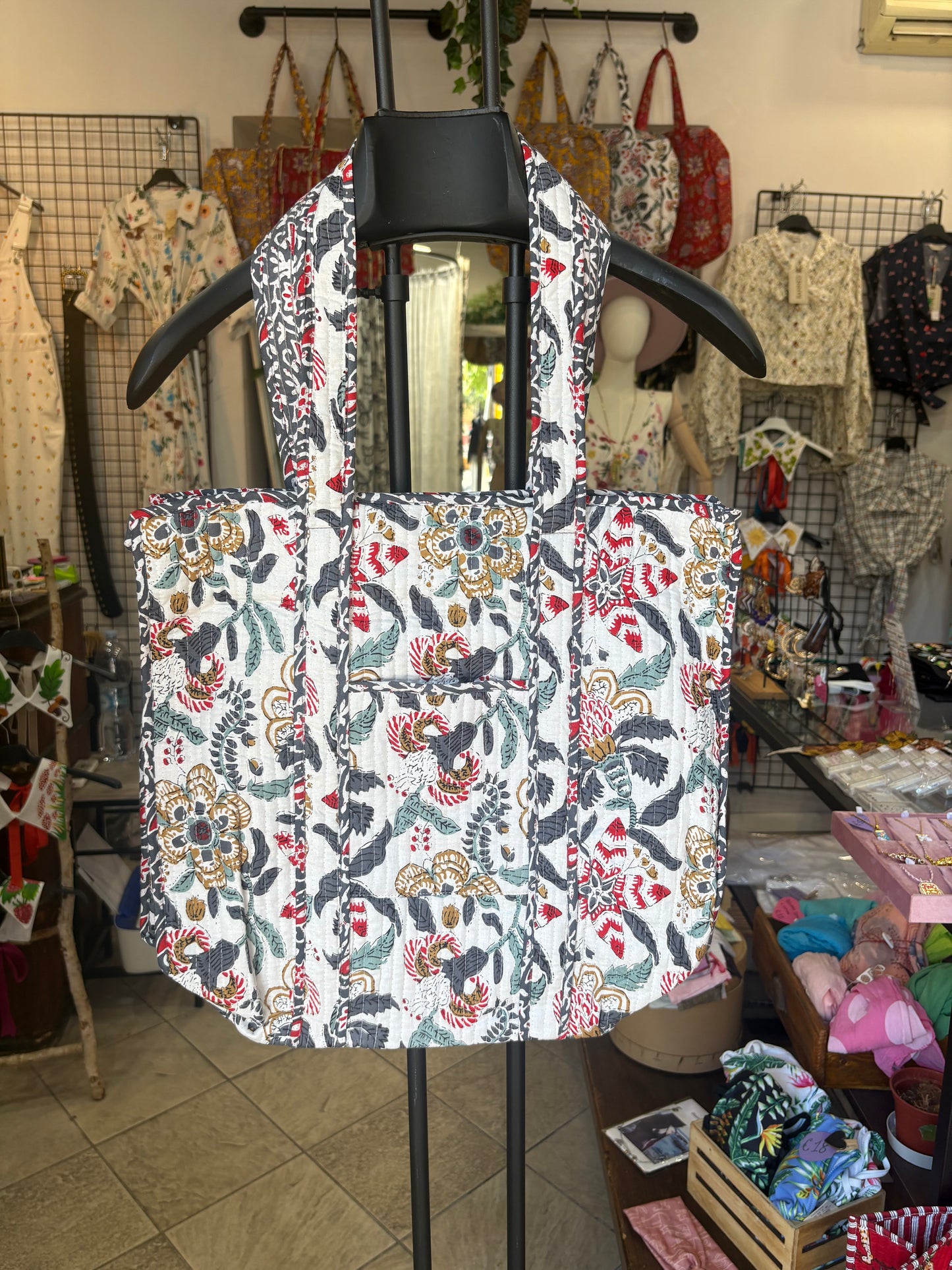 Borsa in cotone trapuntata floreale con zip e taschina frontale in 3 colori